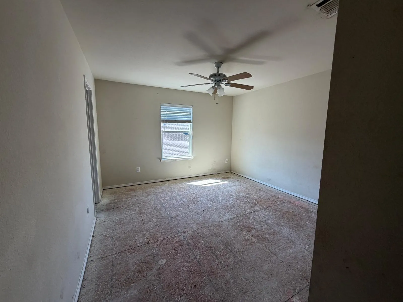 Empty room with a ceiling fan