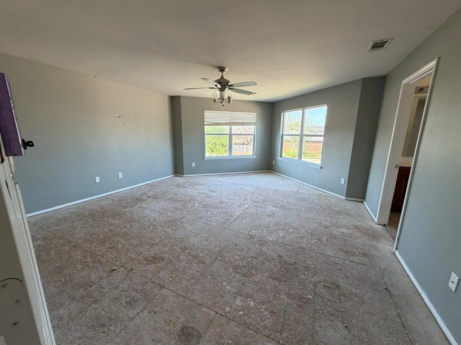 Unfurnished room with baseboards and ceiling fan