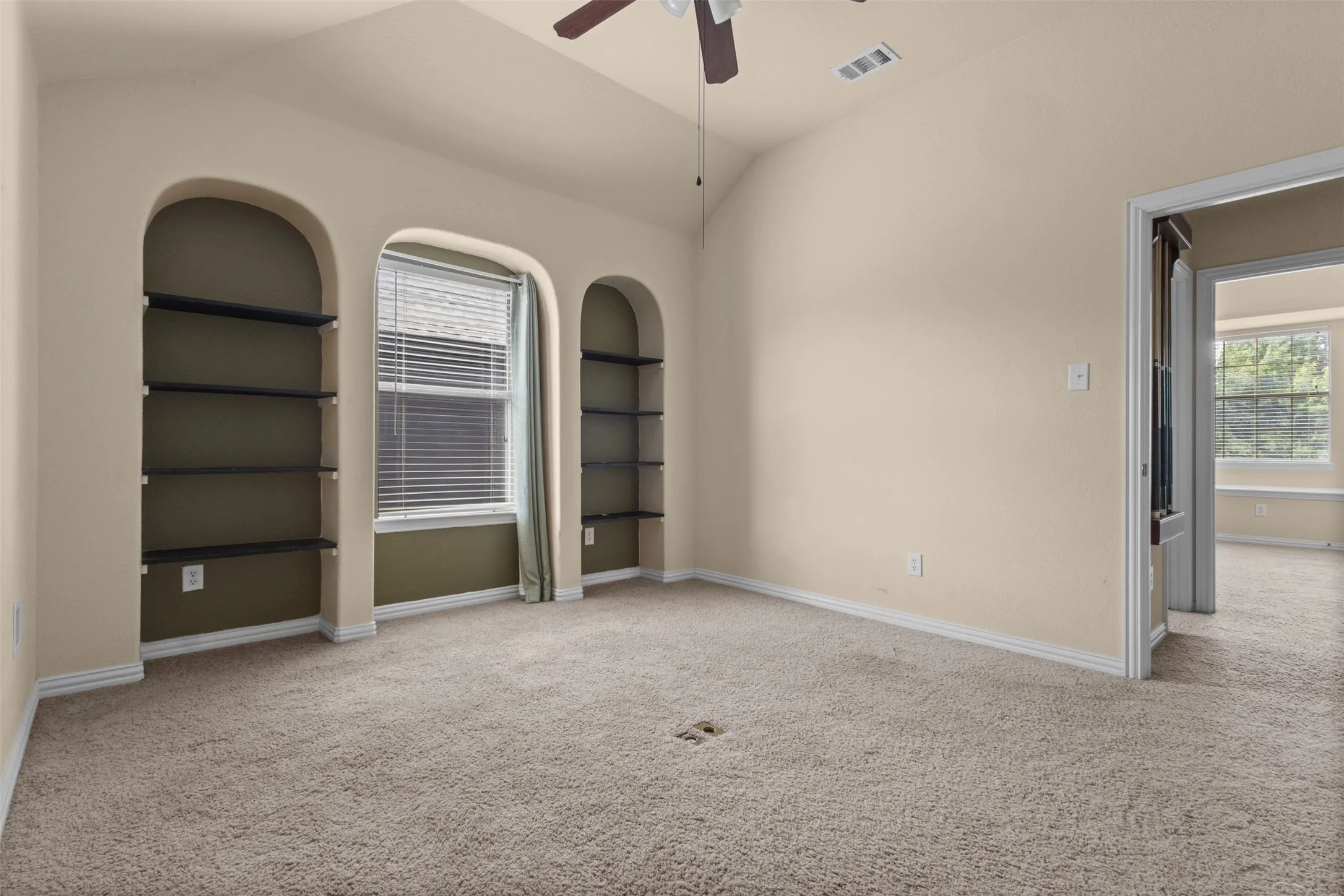 Single Family Residence For Sale in Johnson County , 973 Tara Drive, Burleson, Texas 76028, 5 Bedroom, 3 Bathroom, 2 Garage spaces, 3,346 Sqft, built in 2009, mls#21233590, Real Estate Agent in Burleson, Homes For Sale in Johnson county, Homes For Sale in Burleson, Realtor in Burleson Texas, Real Estate Brokerage Independent Realty Texas, Luminita Cordes Realtor