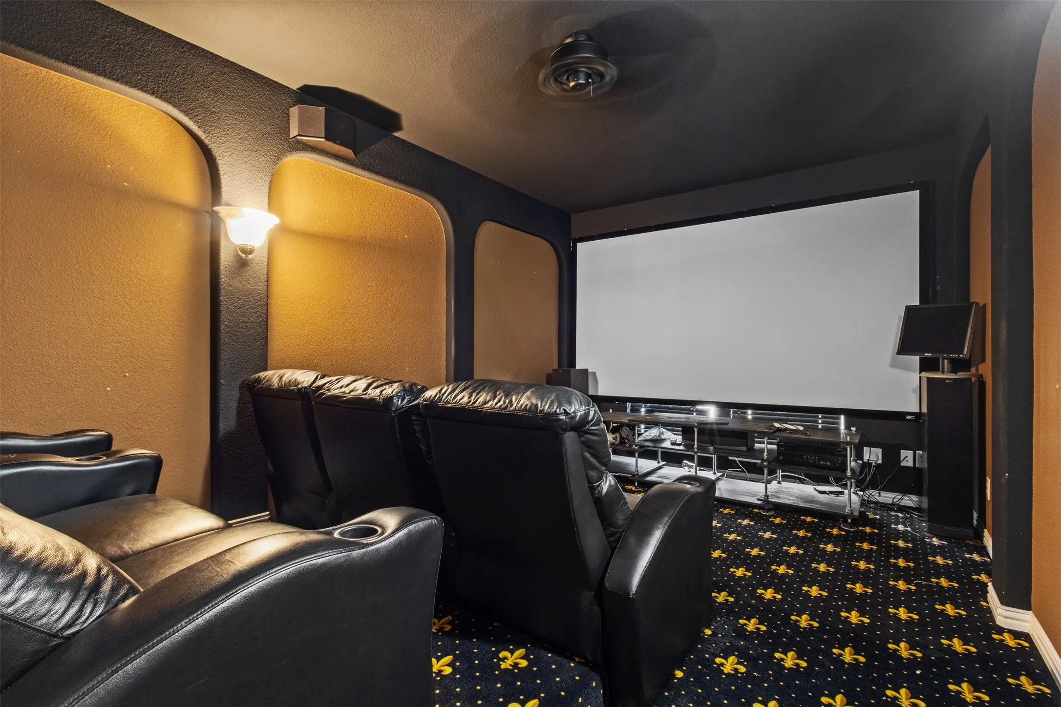 Cinema room / extra downstairs bedroom cinema chairs included