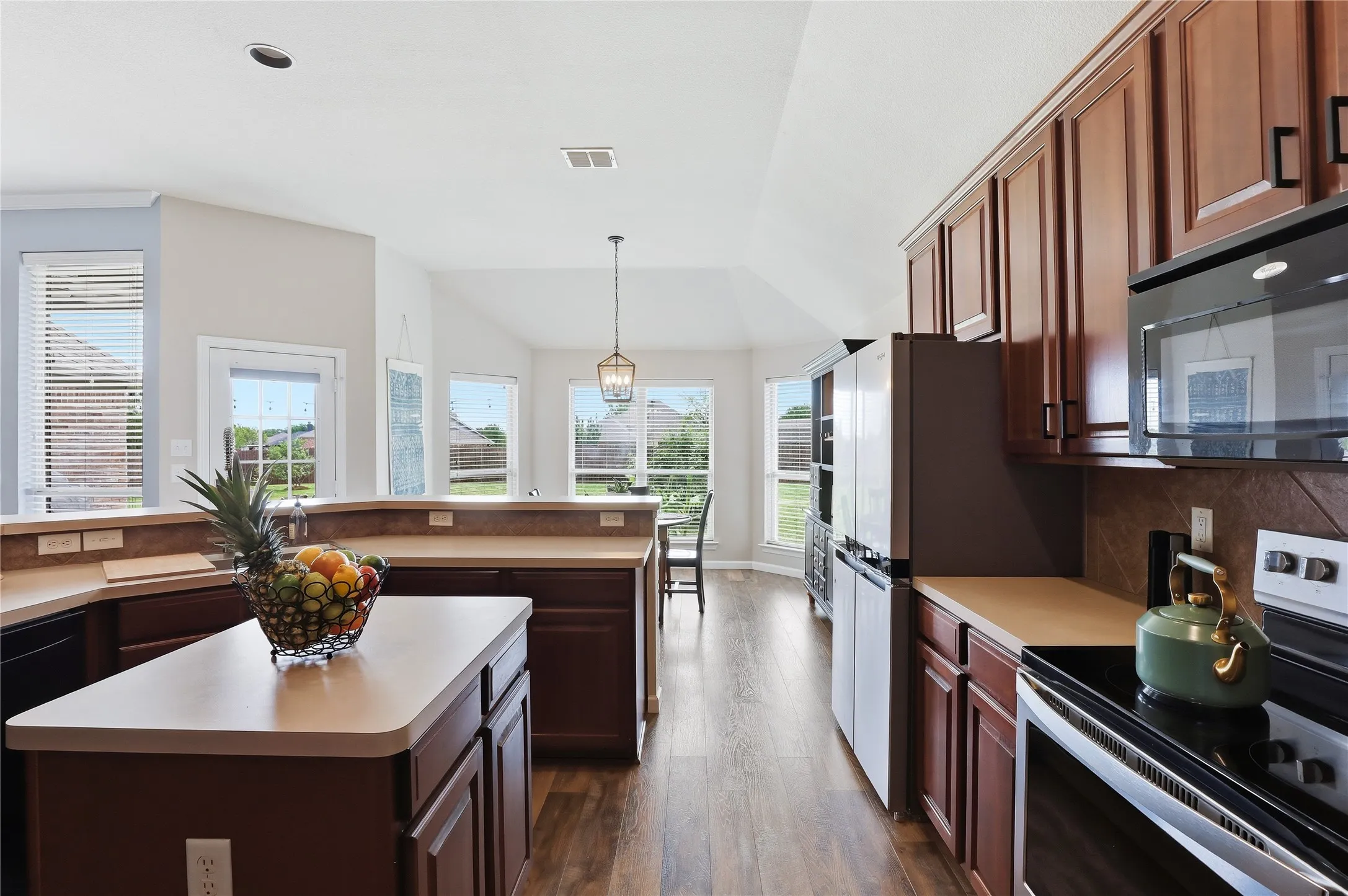 Single Family Residence For Sale in Parker County , 182 Portales Drive, Aledo, Texas 76008, 3 Bedroom, 2 Bathroom, 2 Garage spaces, 2,026 Sqft, built in 2005, mls#21233252, Real Estate Agent in Aledo, Homes For Sale in Parker county, Homes For Sale in Aledo, Realtor in Aledo Texas, Real Estate Brokerage Independent Realty Texas, Luminita Cordes Realtor