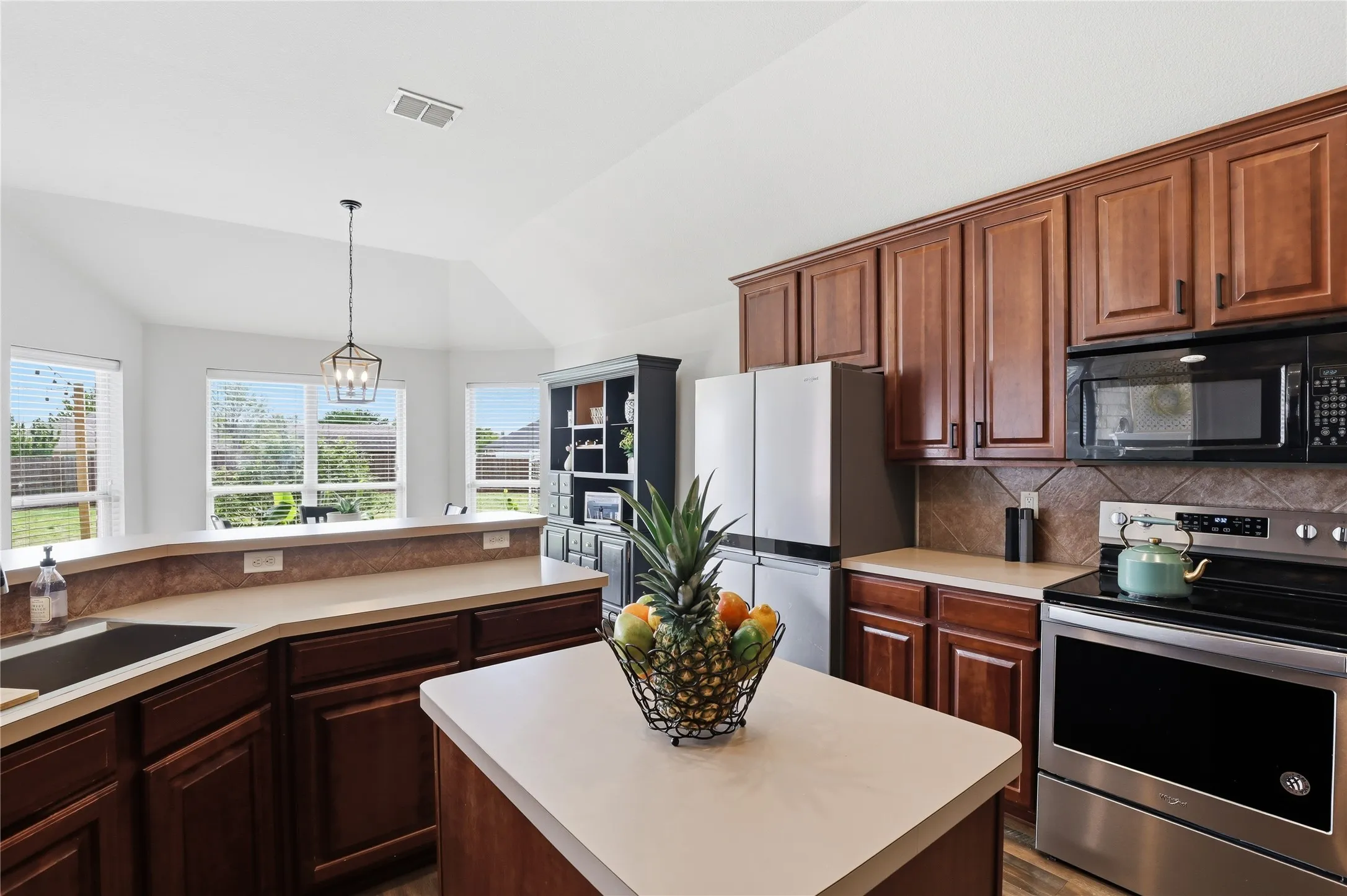 Single Family Residence For Sale in Parker County , 182 Portales Drive, Aledo, Texas 76008, 3 Bedroom, 2 Bathroom, 2 Garage spaces, 2,026 Sqft, built in 2005, mls#21233252, Real Estate Agent in Aledo, Homes For Sale in Parker county, Homes For Sale in Aledo, Realtor in Aledo Texas, Real Estate Brokerage Independent Realty Texas, Luminita Cordes Realtor