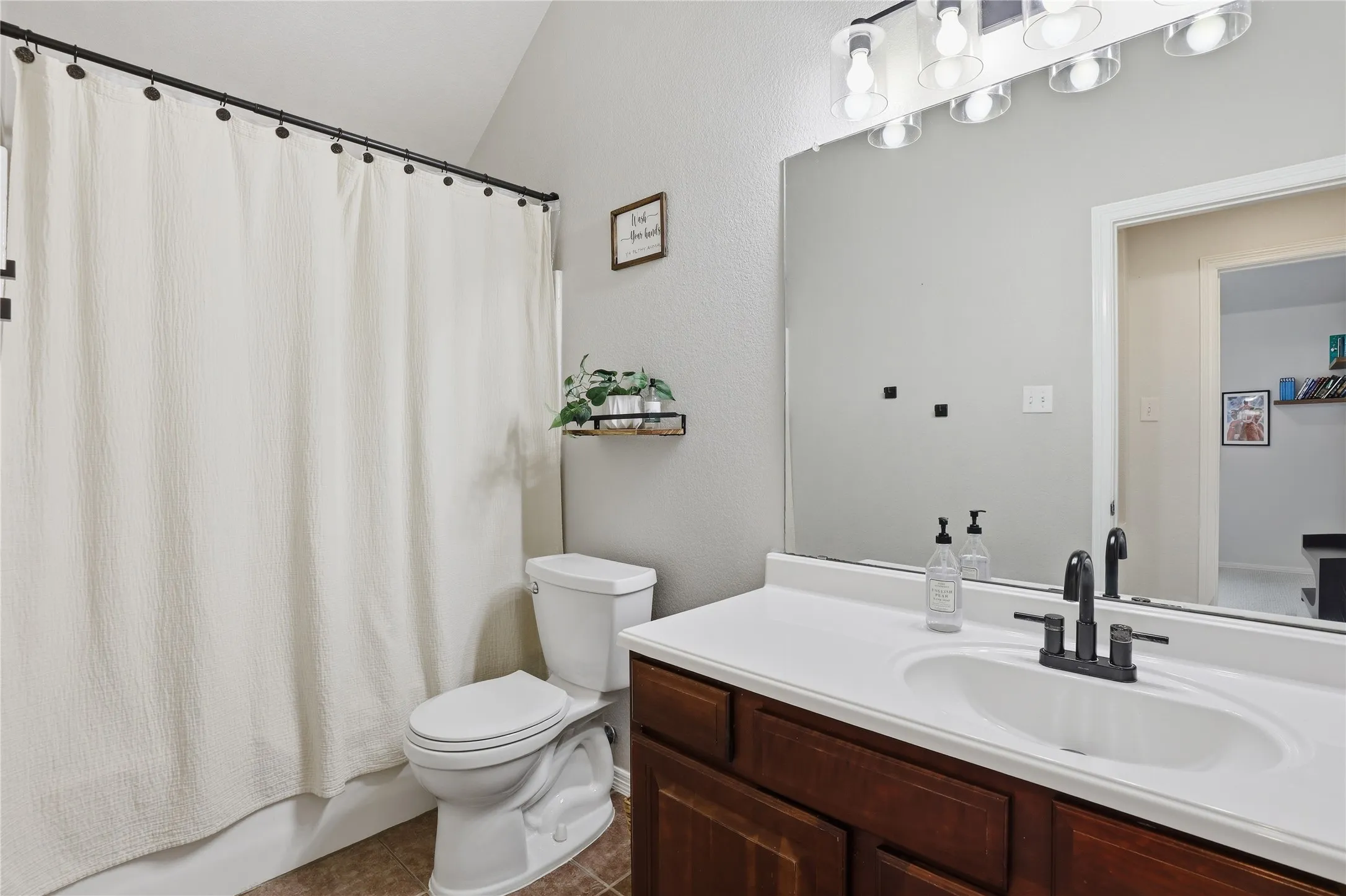 Single Family Residence For Sale in Parker County , 182 Portales Drive, Aledo, Texas 76008, 3 Bedroom, 2 Bathroom, 2 Garage spaces, 2,026 Sqft, built in 2005, mls#21233252, Real Estate Agent in Aledo, Homes For Sale in Parker county, Homes For Sale in Aledo, Realtor in Aledo Texas, Real Estate Brokerage Independent Realty Texas, Luminita Cordes Realtor