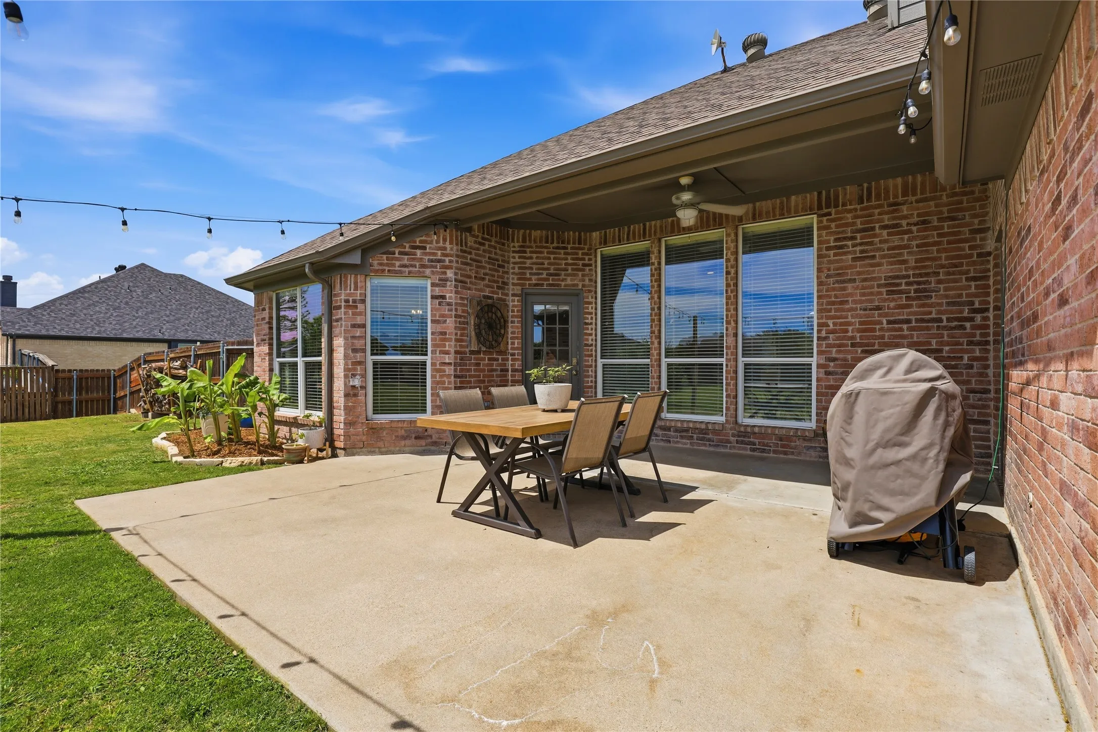 Single Family Residence For Sale in Parker County , 182 Portales Drive, Aledo, Texas 76008, 3 Bedroom, 2 Bathroom, 2 Garage spaces, 2,026 Sqft, built in 2005, mls#21233252, Real Estate Agent in Aledo, Homes For Sale in Parker county, Homes For Sale in Aledo, Realtor in Aledo Texas, Real Estate Brokerage Independent Realty Texas, Luminita Cordes Realtor