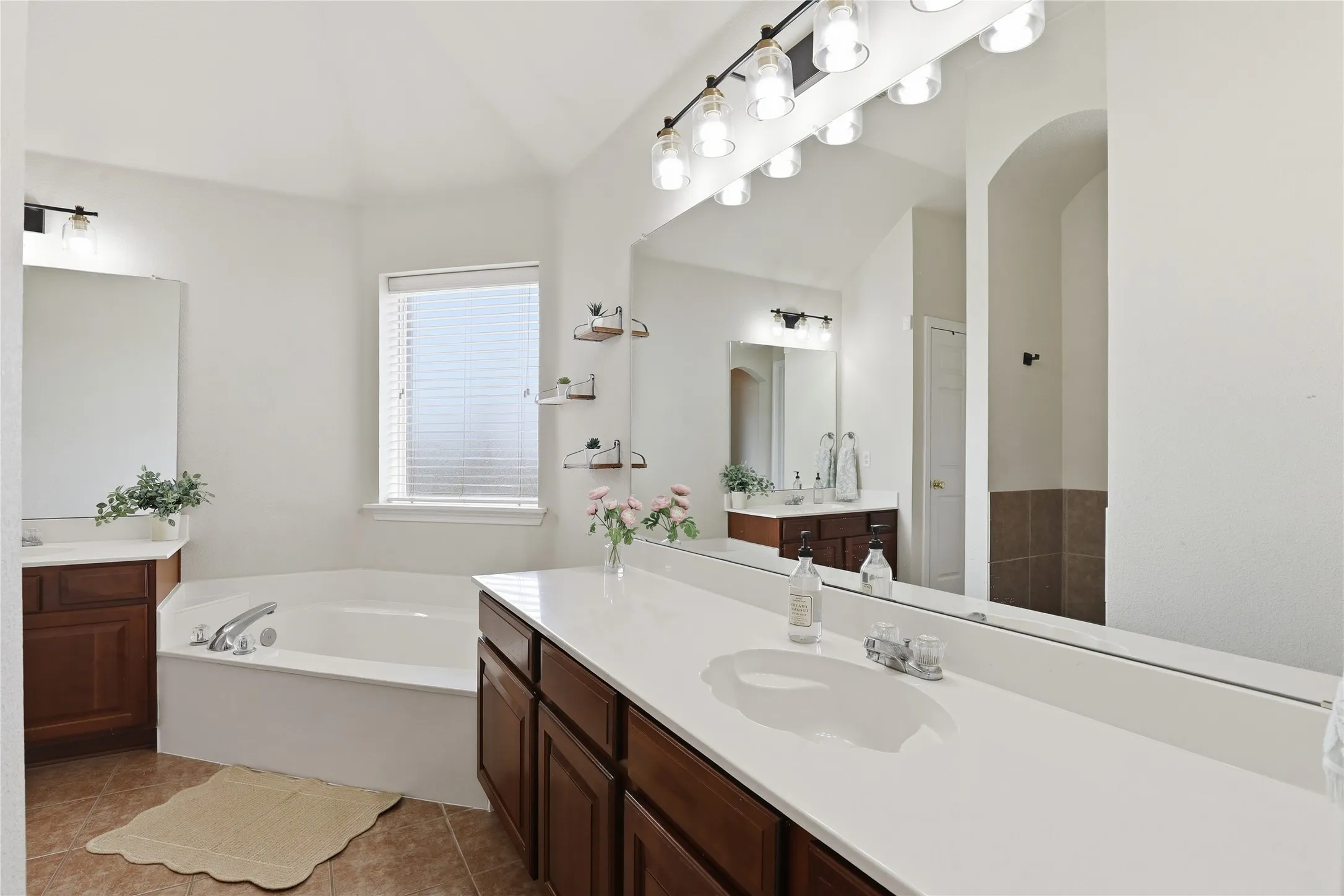 Single Family Residence For Sale in Parker County , 182 Portales Drive, Aledo, Texas 76008, 3 Bedroom, 2 Bathroom, 2 Garage spaces, 2,026 Sqft, built in 2005, mls#21233252, Real Estate Agent in Aledo, Homes For Sale in Parker county, Homes For Sale in Aledo, Realtor in Aledo Texas, Real Estate Brokerage Independent Realty Texas, Luminita Cordes Realtor