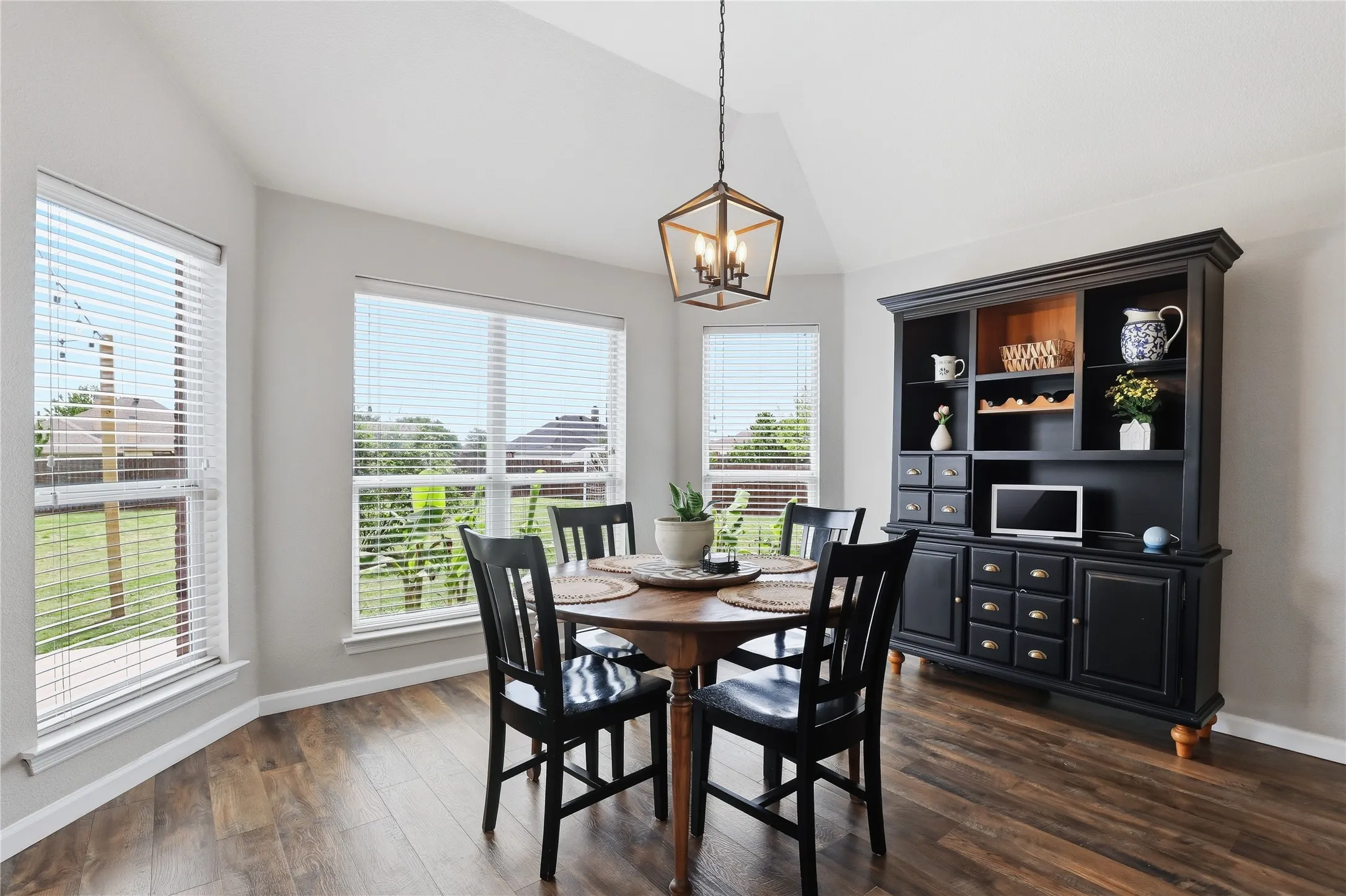 Single Family Residence For Sale in Parker County , 182 Portales Drive, Aledo, Texas 76008, 3 Bedroom, 2 Bathroom, 2 Garage spaces, 2,026 Sqft, built in 2005, mls#21233252, Real Estate Agent in Aledo, Homes For Sale in Parker county, Homes For Sale in Aledo, Realtor in Aledo Texas, Real Estate Brokerage Independent Realty Texas, Luminita Cordes Realtor