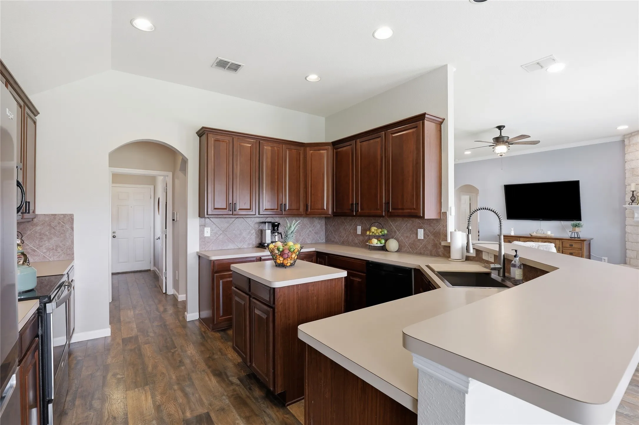 Single Family Residence For Sale in Parker County , 182 Portales Drive, Aledo, Texas 76008, 3 Bedroom, 2 Bathroom, 2 Garage spaces, 2,026 Sqft, built in 2005, mls#21233252, Real Estate Agent in Aledo, Homes For Sale in Parker county, Homes For Sale in Aledo, Realtor in Aledo Texas, Real Estate Brokerage Independent Realty Texas, Luminita Cordes Realtor