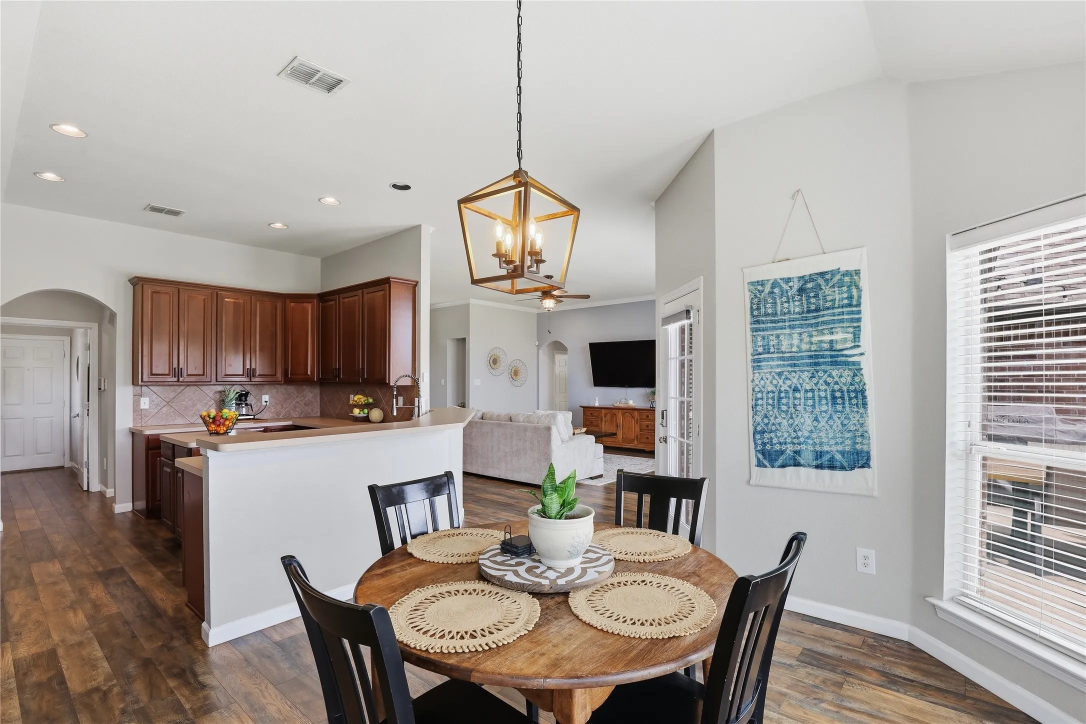 Single Family Residence For Sale in Parker County , 182 Portales Drive, Aledo, Texas 76008, 3 Bedroom, 2 Bathroom, 2 Garage spaces, 2,026 Sqft, built in 2005, mls#21233252, Real Estate Agent in Aledo, Homes For Sale in Parker county, Homes For Sale in Aledo, Realtor in Aledo Texas, Real Estate Brokerage Independent Realty Texas, Luminita Cordes Realtor