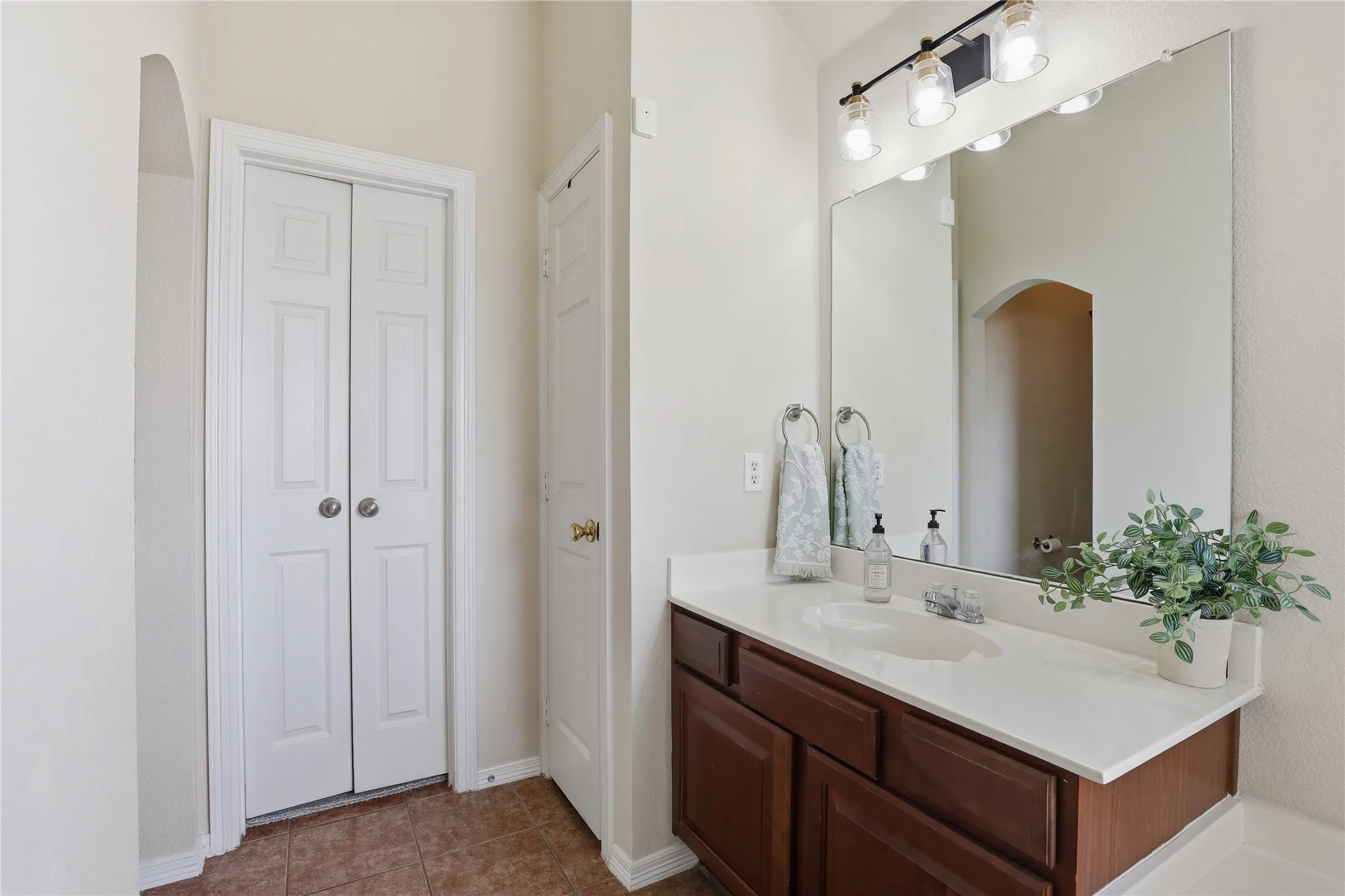 Single Family Residence For Sale in Parker County , 182 Portales Drive, Aledo, Texas 76008, 3 Bedroom, 2 Bathroom, 2 Garage spaces, 2,026 Sqft, built in 2005, mls#21233252, Real Estate Agent in Aledo, Homes For Sale in Parker county, Homes For Sale in Aledo, Realtor in Aledo Texas, Real Estate Brokerage Independent Realty Texas, Luminita Cordes Realtor