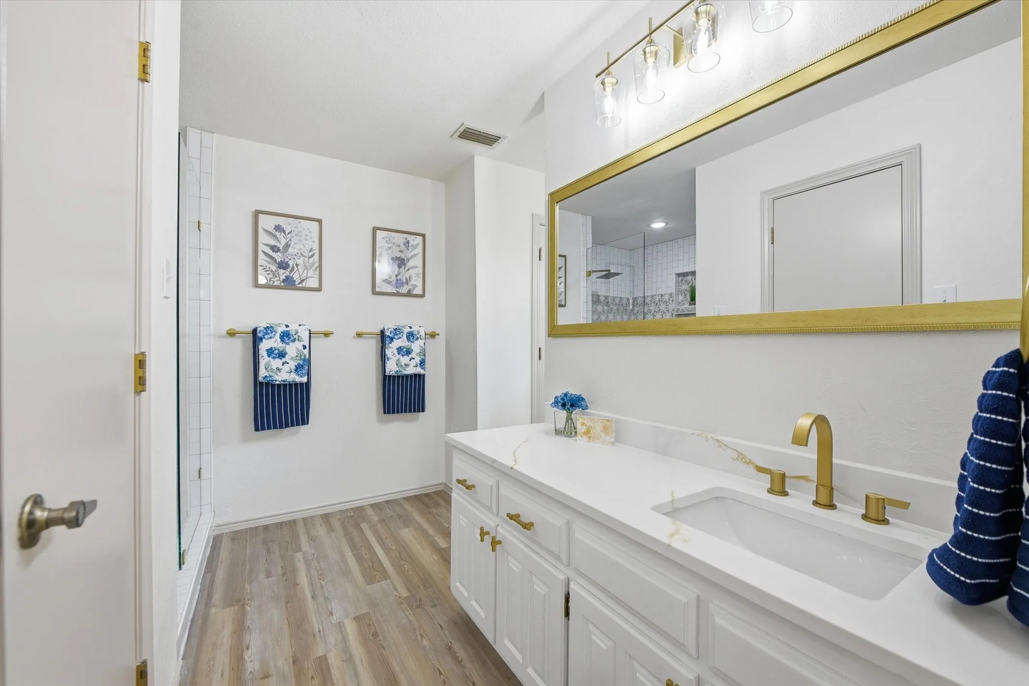 Single Family Residence For Sale in Tarrant County , 517 E Beady Road, Arlington, Texas 76006, 3 Bedroom, 2 Bathroom, 2 Garage spaces, 2,311 Sqft, built in 1978, mls#21233529, Real Estate Agent in Arlington, Homes For Sale in Tarrant county, Homes For Sale in Arlington, Realtor in Arlington Texas, Real Estate Brokerage Independent Realty Texas, Luminita Cordes Realtor