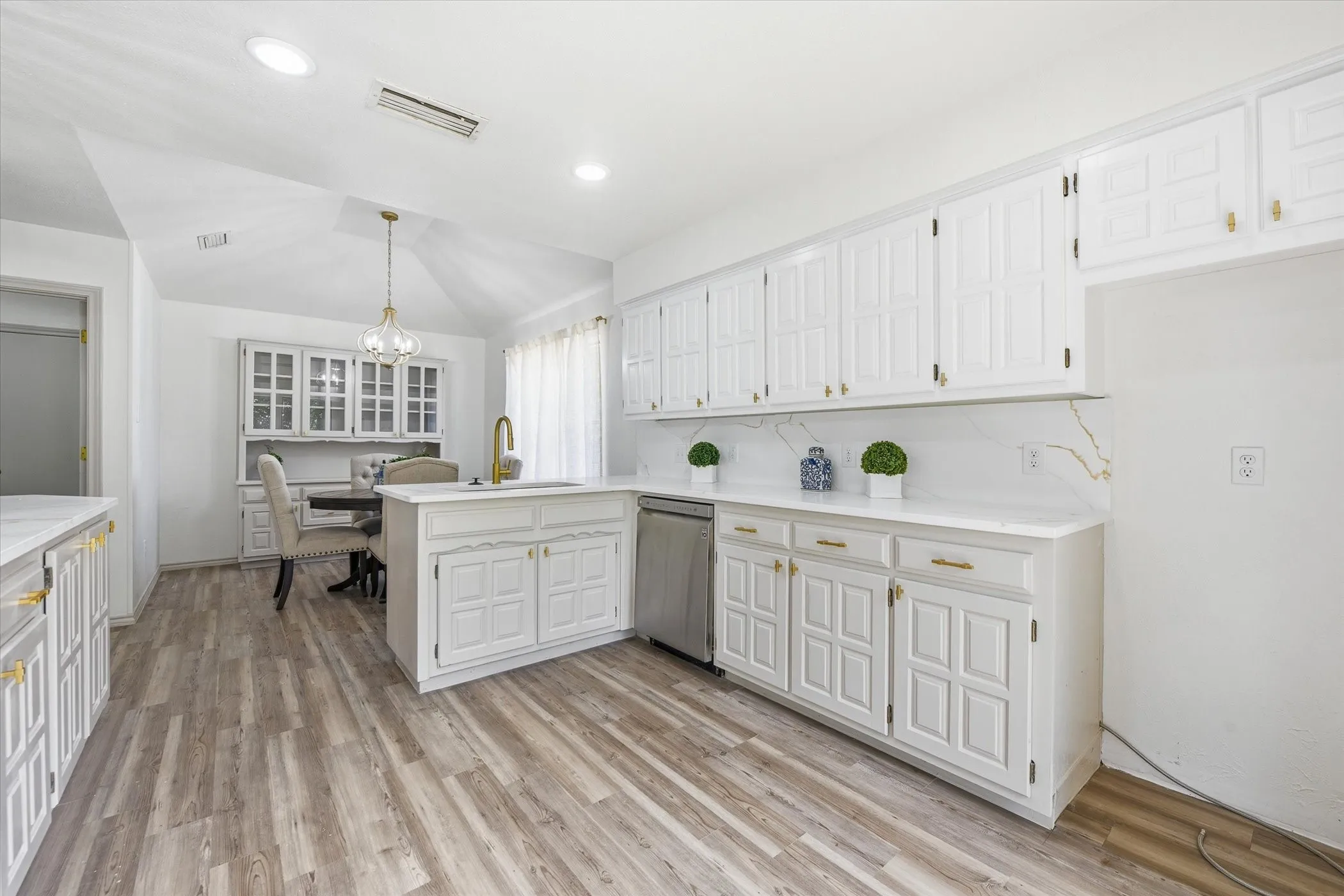 Single Family Residence For Sale in Tarrant County , 517 E Beady Road, Arlington, Texas 76006, 3 Bedroom, 2 Bathroom, 2 Garage spaces, 2,311 Sqft, built in 1978, mls#21233529, Real Estate Agent in Arlington, Homes For Sale in Tarrant county, Homes For Sale in Arlington, Realtor in Arlington Texas, Real Estate Brokerage Independent Realty Texas, Luminita Cordes Realtor