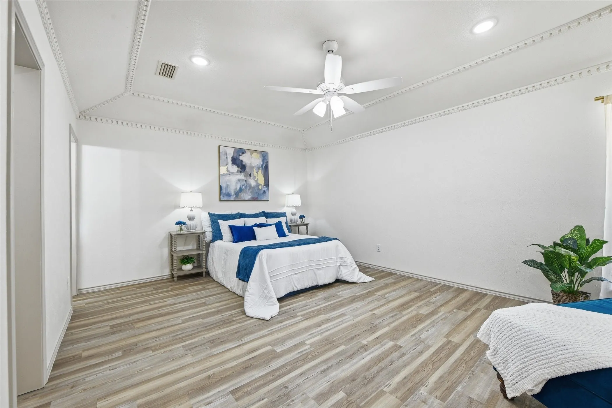 Single Family Residence For Sale in Tarrant County , 517 E Beady Road, Arlington, Texas 76006, 3 Bedroom, 2 Bathroom, 2 Garage spaces, 2,311 Sqft, built in 1978, mls#21233529, Real Estate Agent in Arlington, Homes For Sale in Tarrant county, Homes For Sale in Arlington, Realtor in Arlington Texas, Real Estate Brokerage Independent Realty Texas, Luminita Cordes Realtor