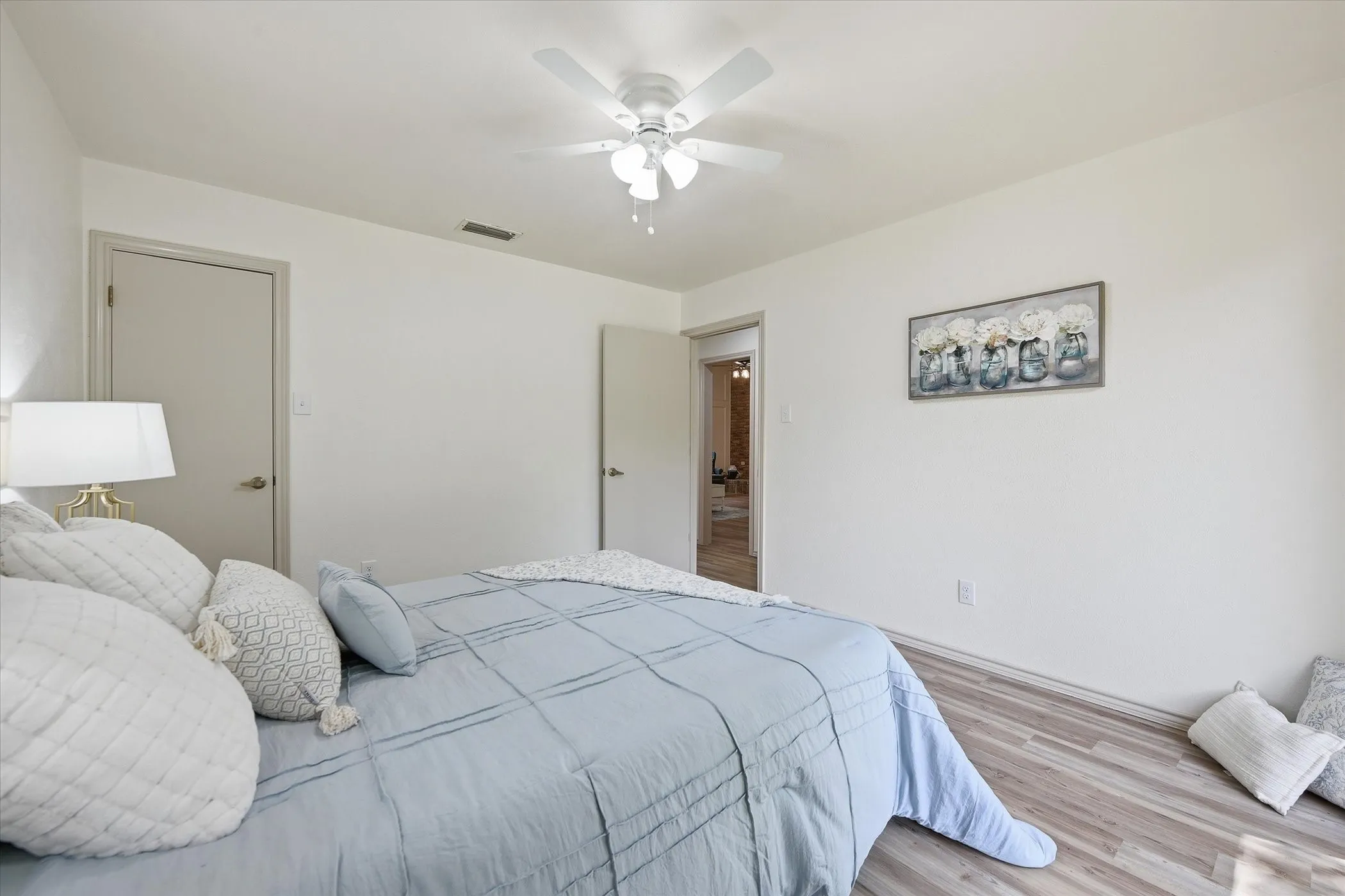 Single Family Residence For Sale in Tarrant County , 517 E Beady Road, Arlington, Texas 76006, 3 Bedroom, 2 Bathroom, 2 Garage spaces, 2,311 Sqft, built in 1978, mls#21233529, Real Estate Agent in Arlington, Homes For Sale in Tarrant county, Homes For Sale in Arlington, Realtor in Arlington Texas, Real Estate Brokerage Independent Realty Texas, Luminita Cordes Realtor
