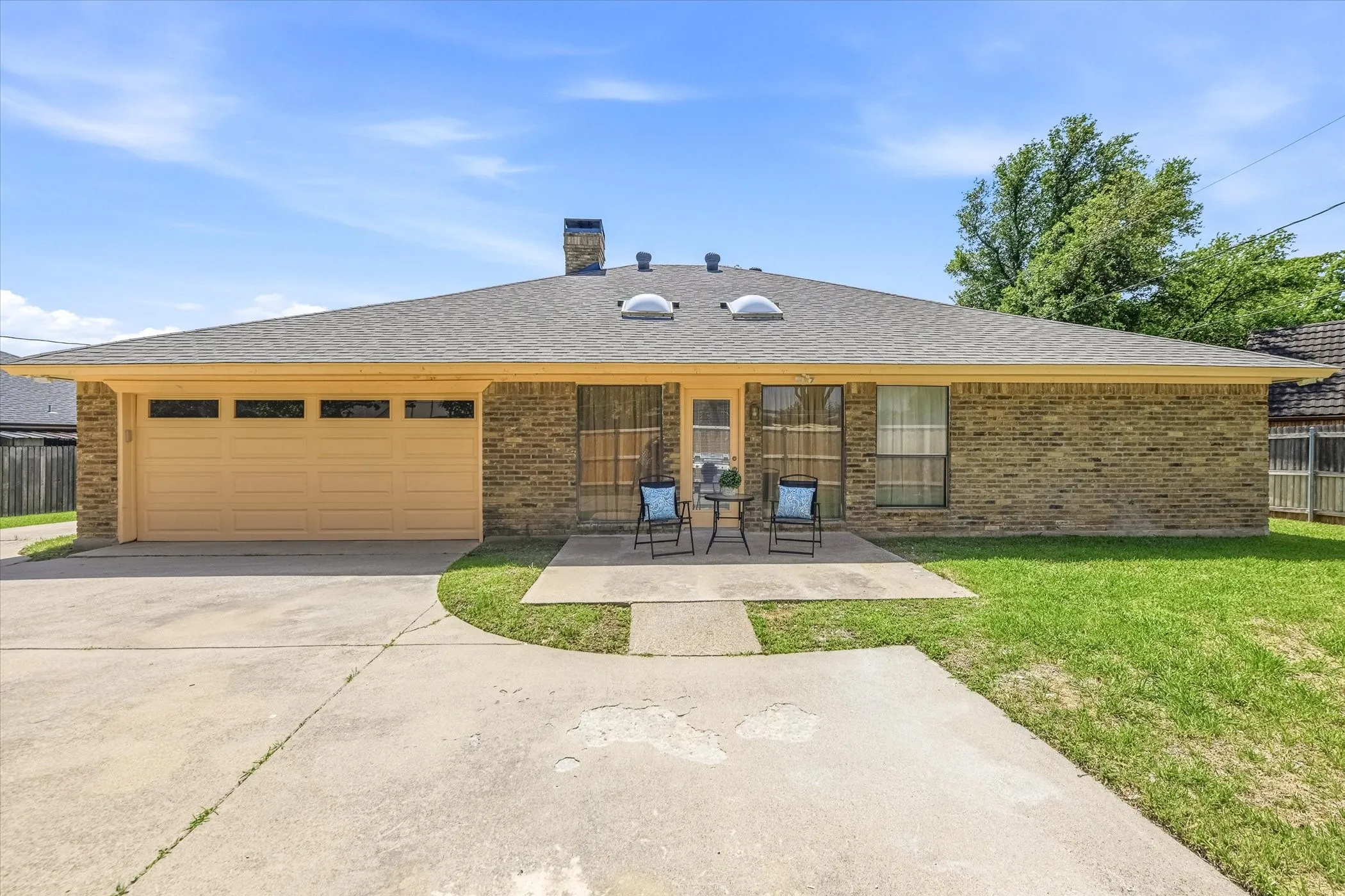Single Family Residence For Sale in Tarrant County , 517 E Beady Road, Arlington, Texas 76006, 3 Bedroom, 2 Bathroom, 2 Garage spaces, 2,311 Sqft, built in 1978, mls#21233529, Real Estate Agent in Arlington, Homes For Sale in Tarrant county, Homes For Sale in Arlington, Realtor in Arlington Texas, Real Estate Brokerage Independent Realty Texas, Luminita Cordes Realtor