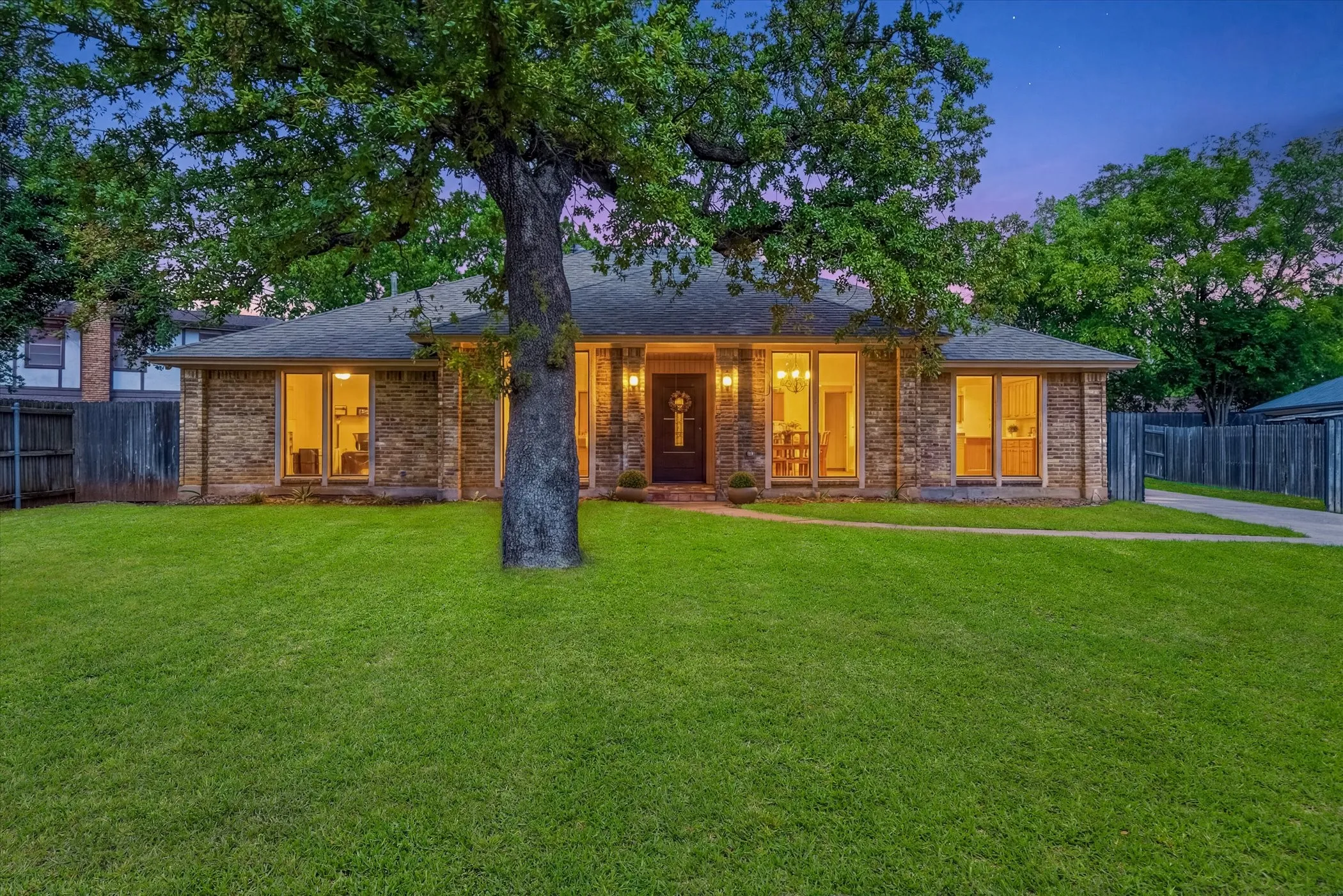 Single Family Residence For Sale in Tarrant County , 517 E Beady Road, Arlington, Texas 76006, 3 Bedroom, 2 Bathroom, 2 Garage spaces, 2,311 Sqft, built in 1978, mls#21233529, Real Estate Agent in Arlington, Homes For Sale in Tarrant county, Homes For Sale in Arlington, Realtor in Arlington Texas, Real Estate Brokerage Independent Realty Texas, Luminita Cordes Realtor