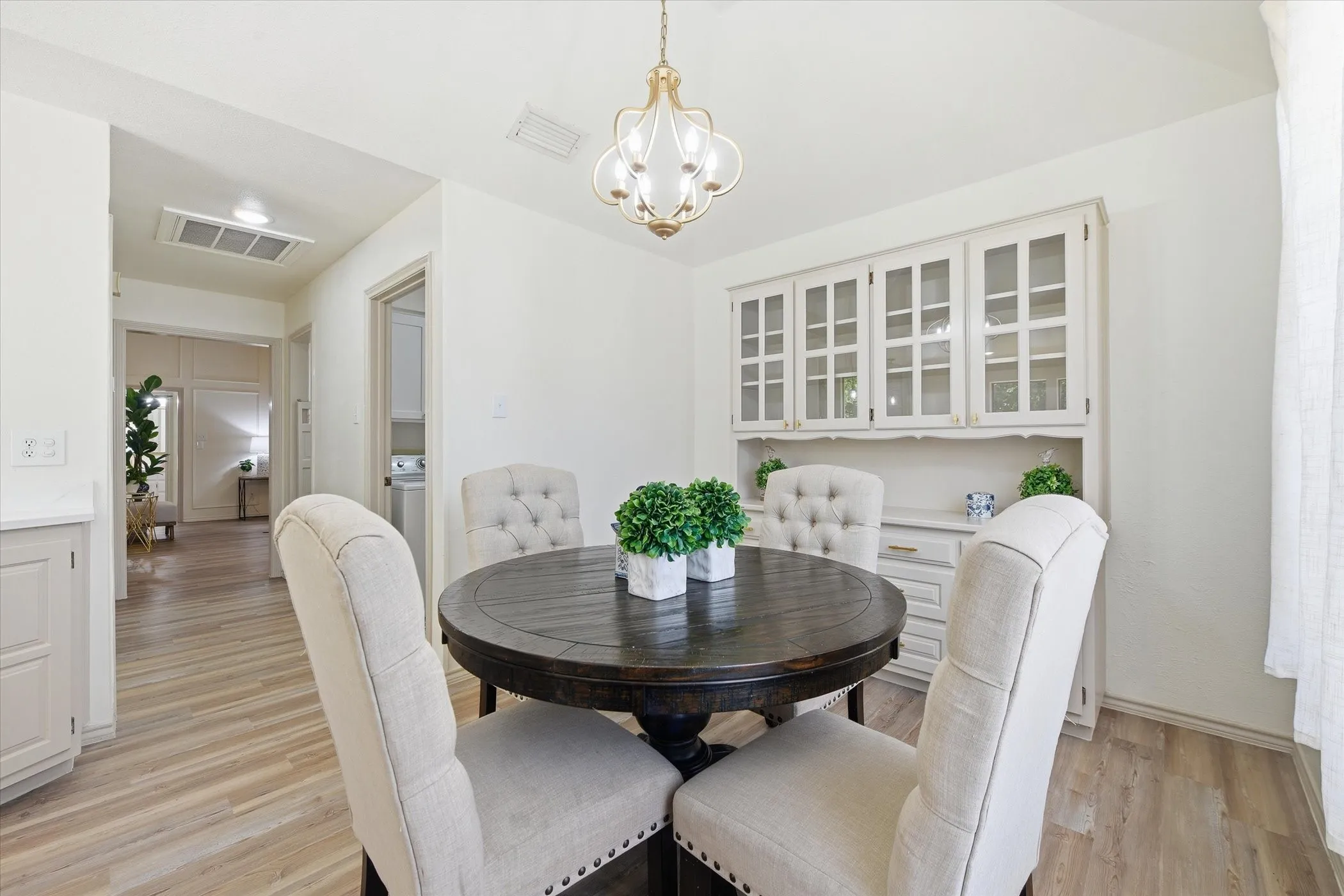 Single Family Residence For Sale in Tarrant County , 517 E Beady Road, Arlington, Texas 76006, 3 Bedroom, 2 Bathroom, 2 Garage spaces, 2,311 Sqft, built in 1978, mls#21233529, Real Estate Agent in Arlington, Homes For Sale in Tarrant county, Homes For Sale in Arlington, Realtor in Arlington Texas, Real Estate Brokerage Independent Realty Texas, Luminita Cordes Realtor