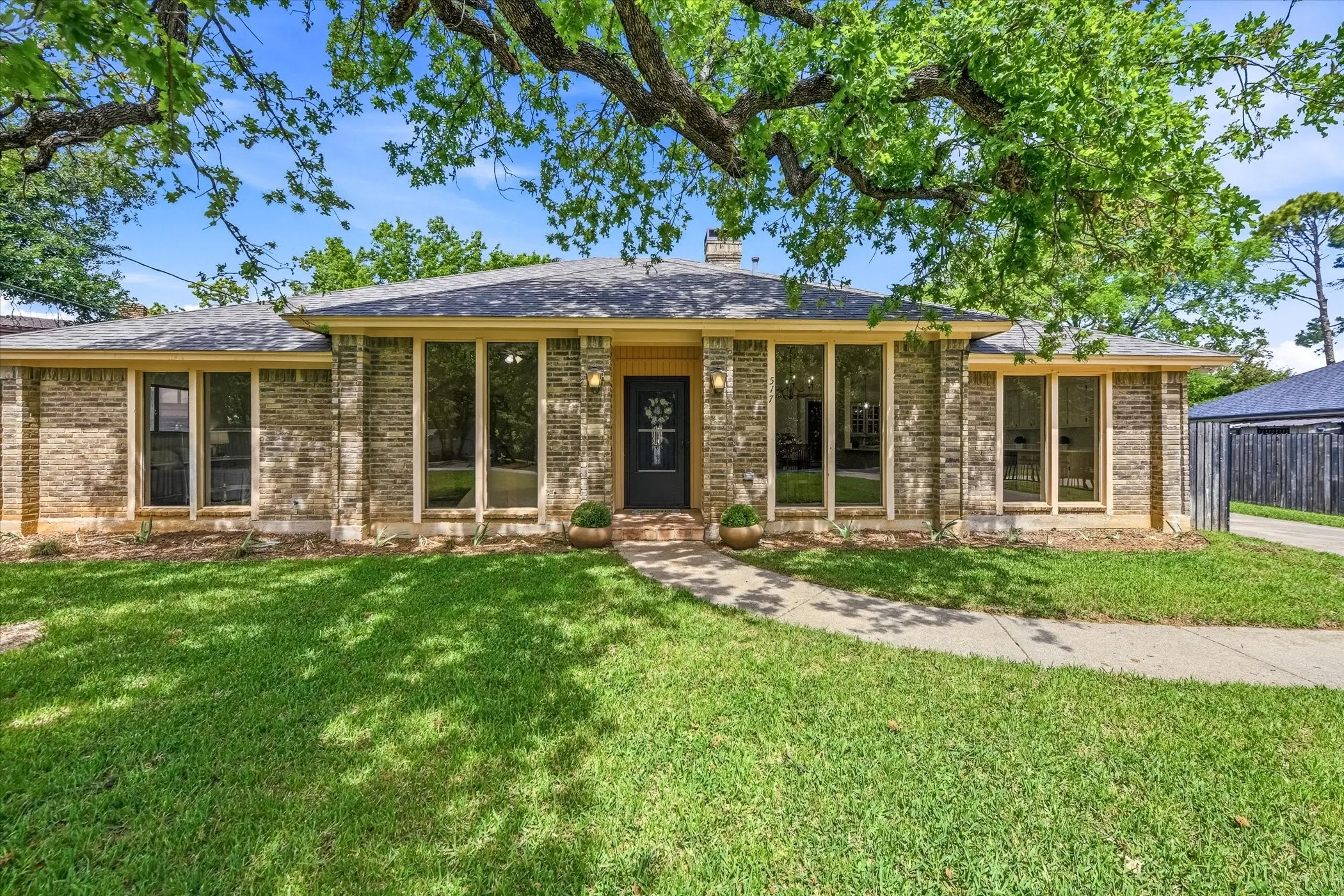 Single Family Residence For Sale in Tarrant County , 517 E Beady Road, Arlington, Texas 76006, 3 Bedroom, 2 Bathroom, 2 Garage spaces, 2,311 Sqft, built in 1978, mls#21233529, Real Estate Agent in Arlington, Homes For Sale in Tarrant county, Homes For Sale in Arlington, Realtor in Arlington Texas, Real Estate Brokerage Independent Realty Texas, Luminita Cordes Realtor