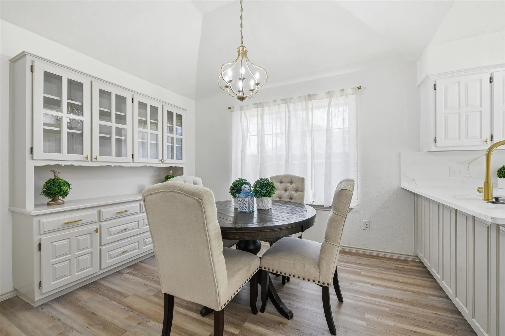 Single Family Residence For Sale in Tarrant County , 517 E Beady Road, Arlington, Texas 76006, 3 Bedroom, 2 Bathroom, 2 Garage spaces, 2,311 Sqft, built in 1978, mls#21233529, Real Estate Agent in Arlington, Homes For Sale in Tarrant county, Homes For Sale in Arlington, Realtor in Arlington Texas, Real Estate Brokerage Independent Realty Texas, Luminita Cordes Realtor
