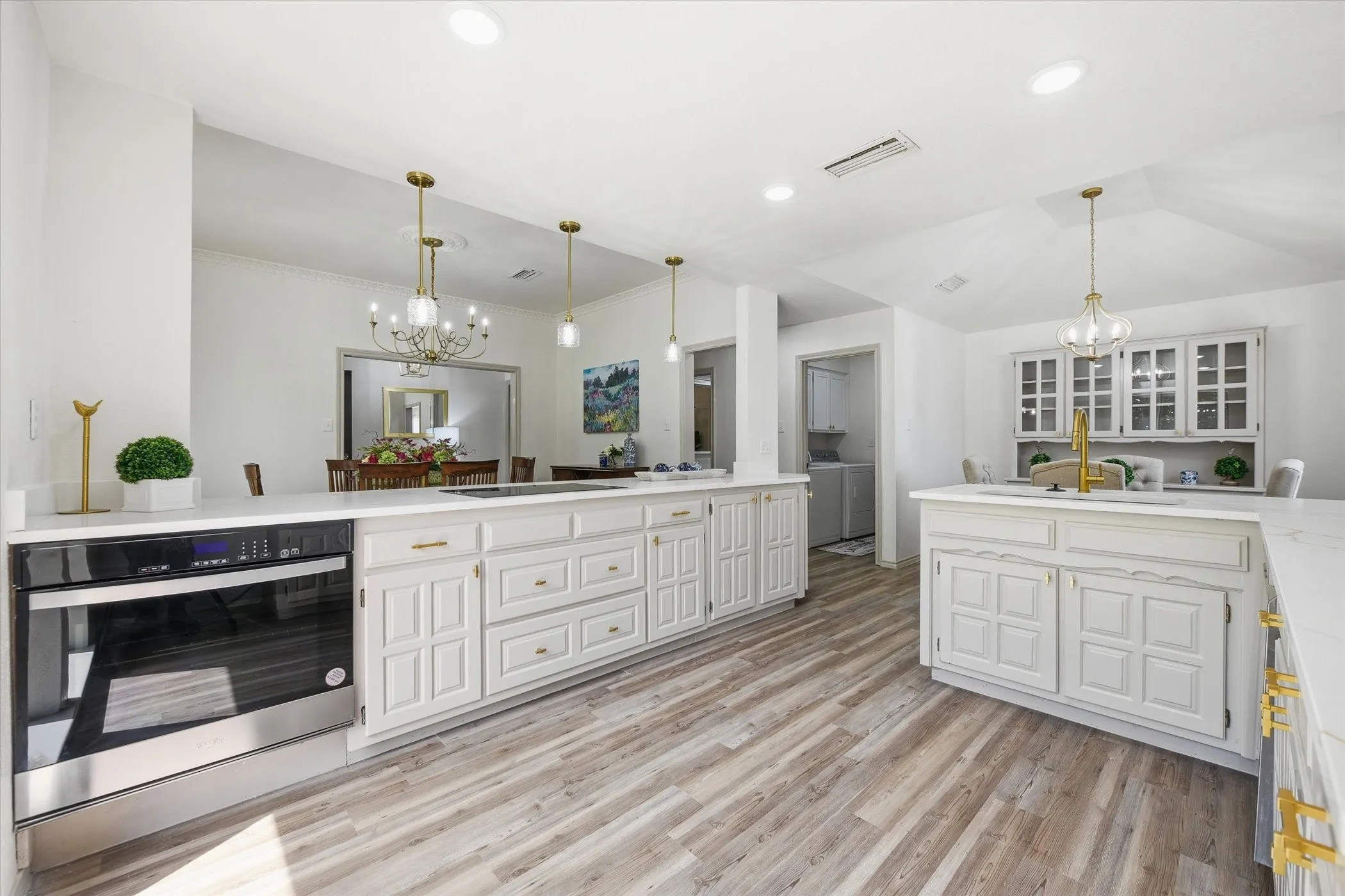 Single Family Residence For Sale in Tarrant County , 517 E Beady Road, Arlington, Texas 76006, 3 Bedroom, 2 Bathroom, 2 Garage spaces, 2,311 Sqft, built in 1978, mls#21233529, Real Estate Agent in Arlington, Homes For Sale in Tarrant county, Homes For Sale in Arlington, Realtor in Arlington Texas, Real Estate Brokerage Independent Realty Texas, Luminita Cordes Realtor