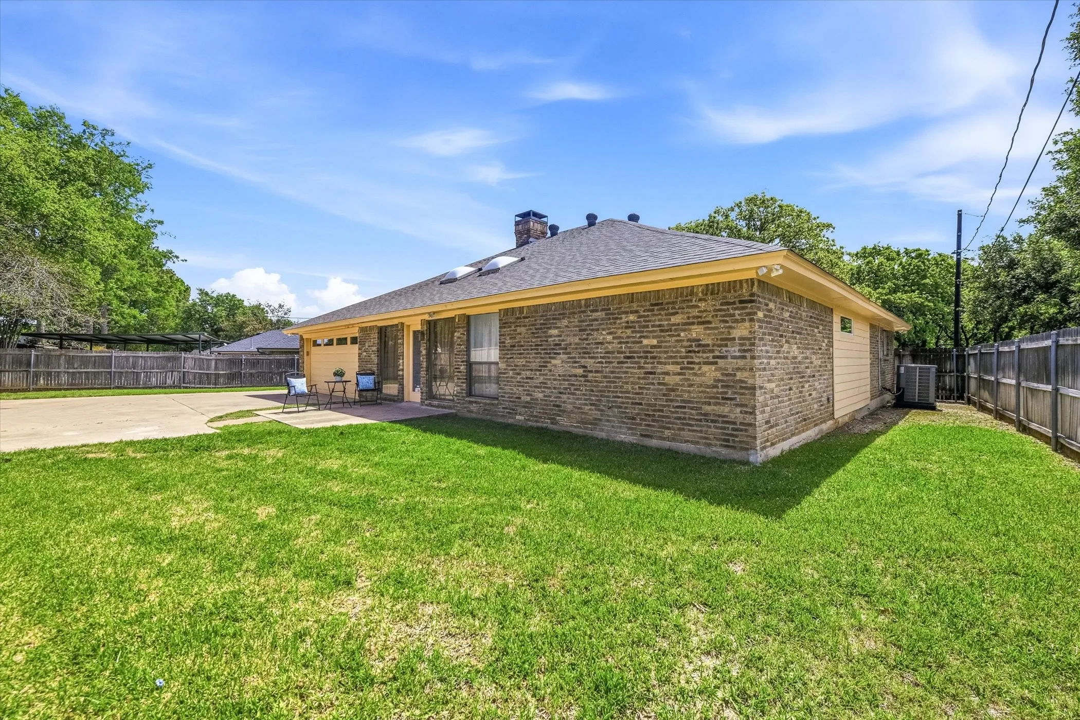 Single Family Residence For Sale in Tarrant County , 517 E Beady Road, Arlington, Texas 76006, 3 Bedroom, 2 Bathroom, 2 Garage spaces, 2,311 Sqft, built in 1978, mls#21233529, Real Estate Agent in Arlington, Homes For Sale in Tarrant county, Homes For Sale in Arlington, Realtor in Arlington Texas, Real Estate Brokerage Independent Realty Texas, Luminita Cordes Realtor