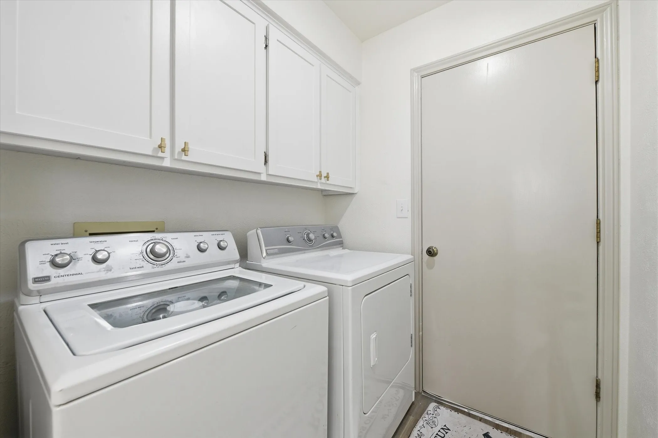 Single Family Residence For Sale in Tarrant County , 517 E Beady Road, Arlington, Texas 76006, 3 Bedroom, 2 Bathroom, 2 Garage spaces, 2,311 Sqft, built in 1978, mls#21233529, Real Estate Agent in Arlington, Homes For Sale in Tarrant county, Homes For Sale in Arlington, Realtor in Arlington Texas, Real Estate Brokerage Independent Realty Texas, Luminita Cordes Realtor