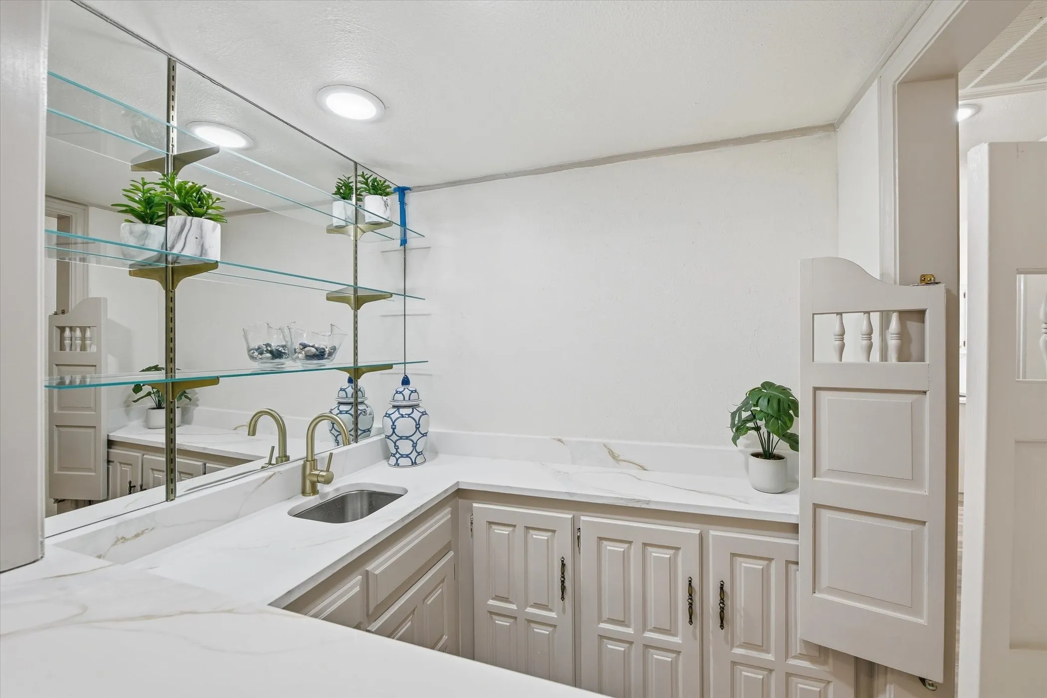 Single Family Residence For Sale in Tarrant County , 517 E Beady Road, Arlington, Texas 76006, 3 Bedroom, 2 Bathroom, 2 Garage spaces, 2,311 Sqft, built in 1978, mls#21233529, Real Estate Agent in Arlington, Homes For Sale in Tarrant county, Homes For Sale in Arlington, Realtor in Arlington Texas, Real Estate Brokerage Independent Realty Texas, Luminita Cordes Realtor