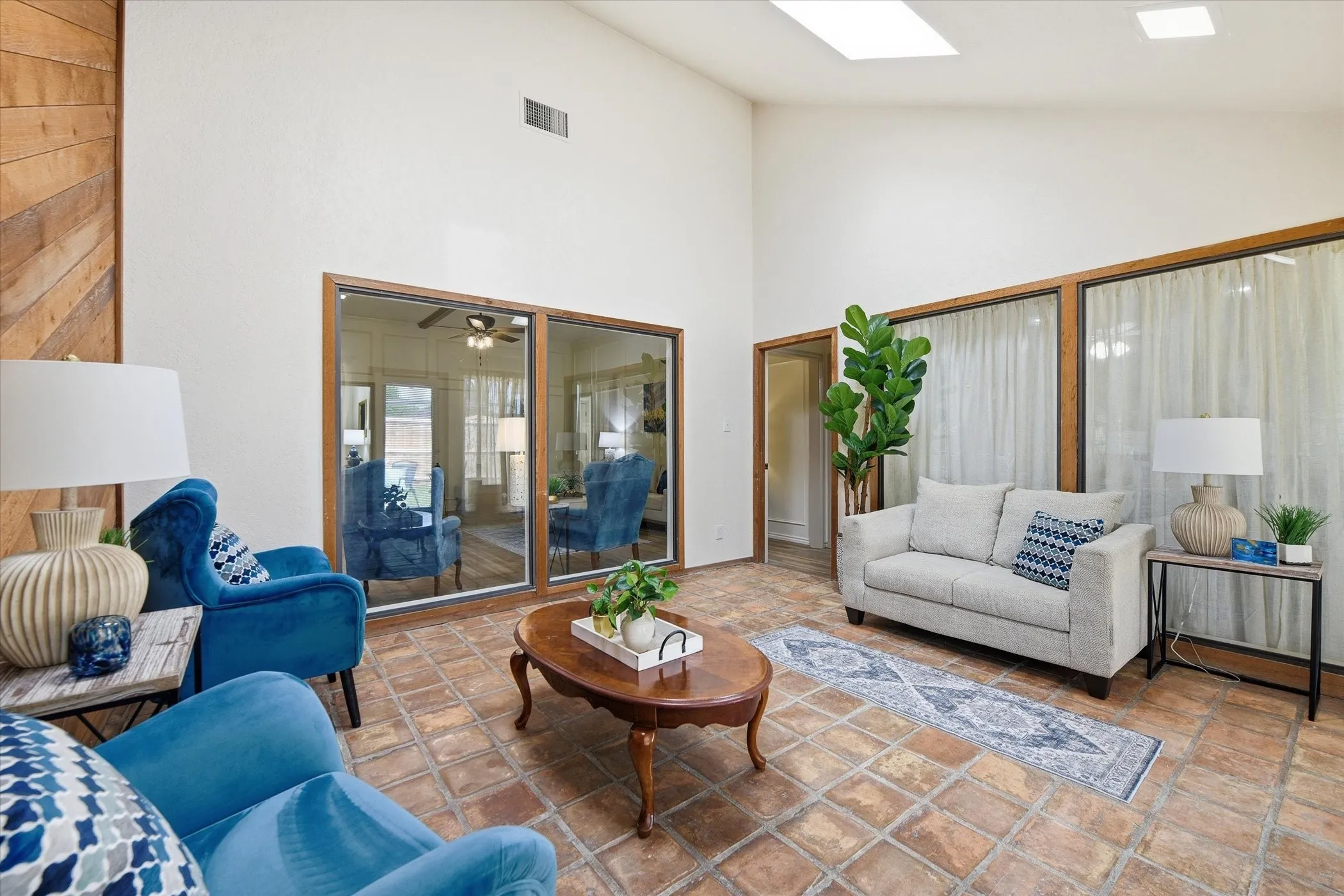 Single Family Residence For Sale in Tarrant County , 517 E Beady Road, Arlington, Texas 76006, 3 Bedroom, 2 Bathroom, 2 Garage spaces, 2,311 Sqft, built in 1978, mls#21233529, Real Estate Agent in Arlington, Homes For Sale in Tarrant county, Homes For Sale in Arlington, Realtor in Arlington Texas, Real Estate Brokerage Independent Realty Texas, Luminita Cordes Realtor