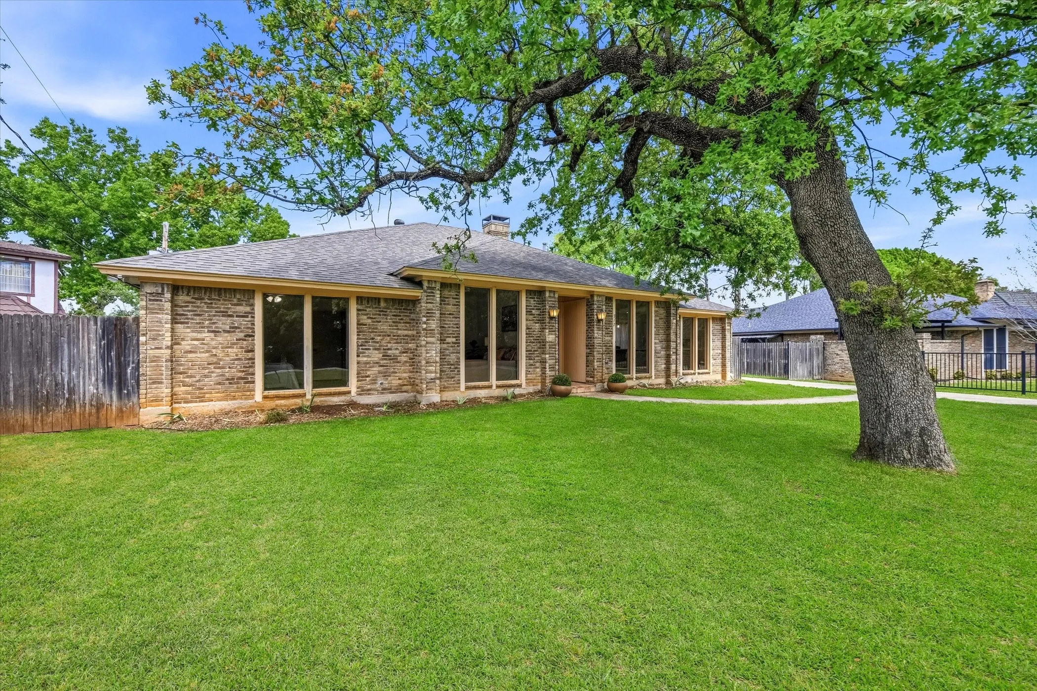 Single Family Residence For Sale in Tarrant County , 517 E Beady Road, Arlington, Texas 76006, 3 Bedroom, 2 Bathroom, 2 Garage spaces, 2,311 Sqft, built in 1978, mls#21233529, Real Estate Agent in Arlington, Homes For Sale in Tarrant county, Homes For Sale in Arlington, Realtor in Arlington Texas, Real Estate Brokerage Independent Realty Texas, Luminita Cordes Realtor
