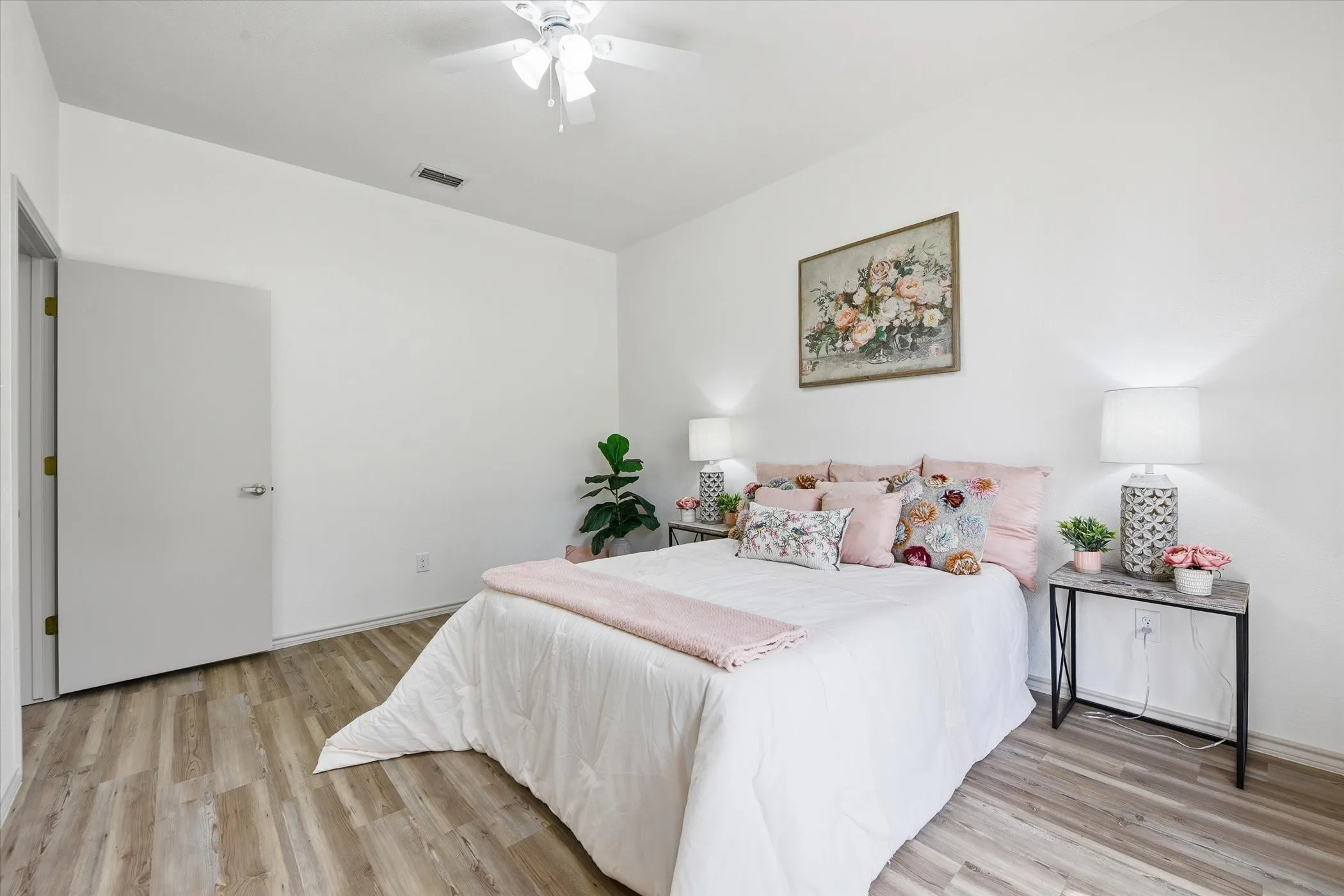 Single Family Residence For Sale in Tarrant County , 517 E Beady Road, Arlington, Texas 76006, 3 Bedroom, 2 Bathroom, 2 Garage spaces, 2,311 Sqft, built in 1978, mls#21233529, Real Estate Agent in Arlington, Homes For Sale in Tarrant county, Homes For Sale in Arlington, Realtor in Arlington Texas, Real Estate Brokerage Independent Realty Texas, Luminita Cordes Realtor