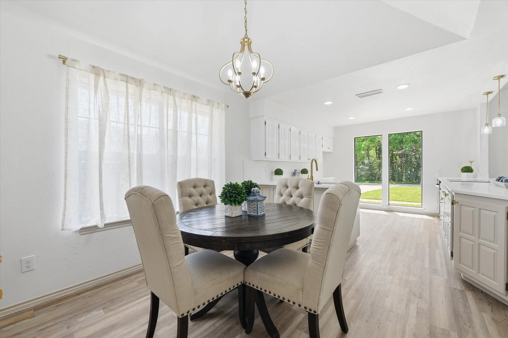 Single Family Residence For Sale in Tarrant County , 517 E Beady Road, Arlington, Texas 76006, 3 Bedroom, 2 Bathroom, 2 Garage spaces, 2,311 Sqft, built in 1978, mls#21233529, Real Estate Agent in Arlington, Homes For Sale in Tarrant county, Homes For Sale in Arlington, Realtor in Arlington Texas, Real Estate Brokerage Independent Realty Texas, Luminita Cordes Realtor