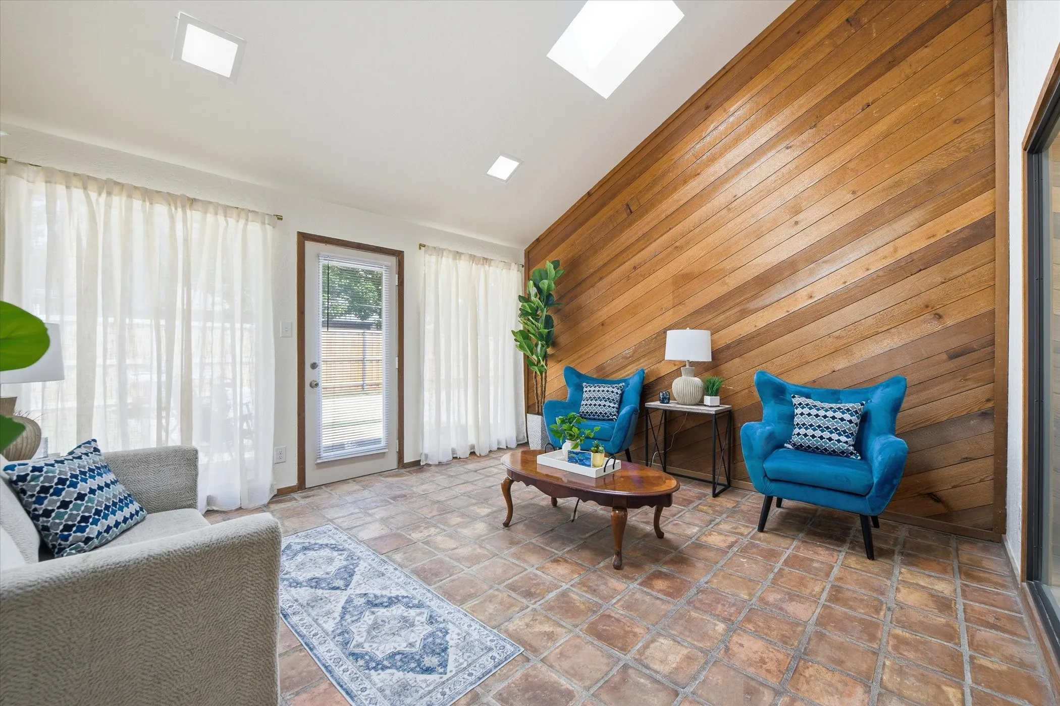 Single Family Residence For Sale in Tarrant County , 517 E Beady Road, Arlington, Texas 76006, 3 Bedroom, 2 Bathroom, 2 Garage spaces, 2,311 Sqft, built in 1978, mls#21233529, Real Estate Agent in Arlington, Homes For Sale in Tarrant county, Homes For Sale in Arlington, Realtor in Arlington Texas, Real Estate Brokerage Independent Realty Texas, Luminita Cordes Realtor
