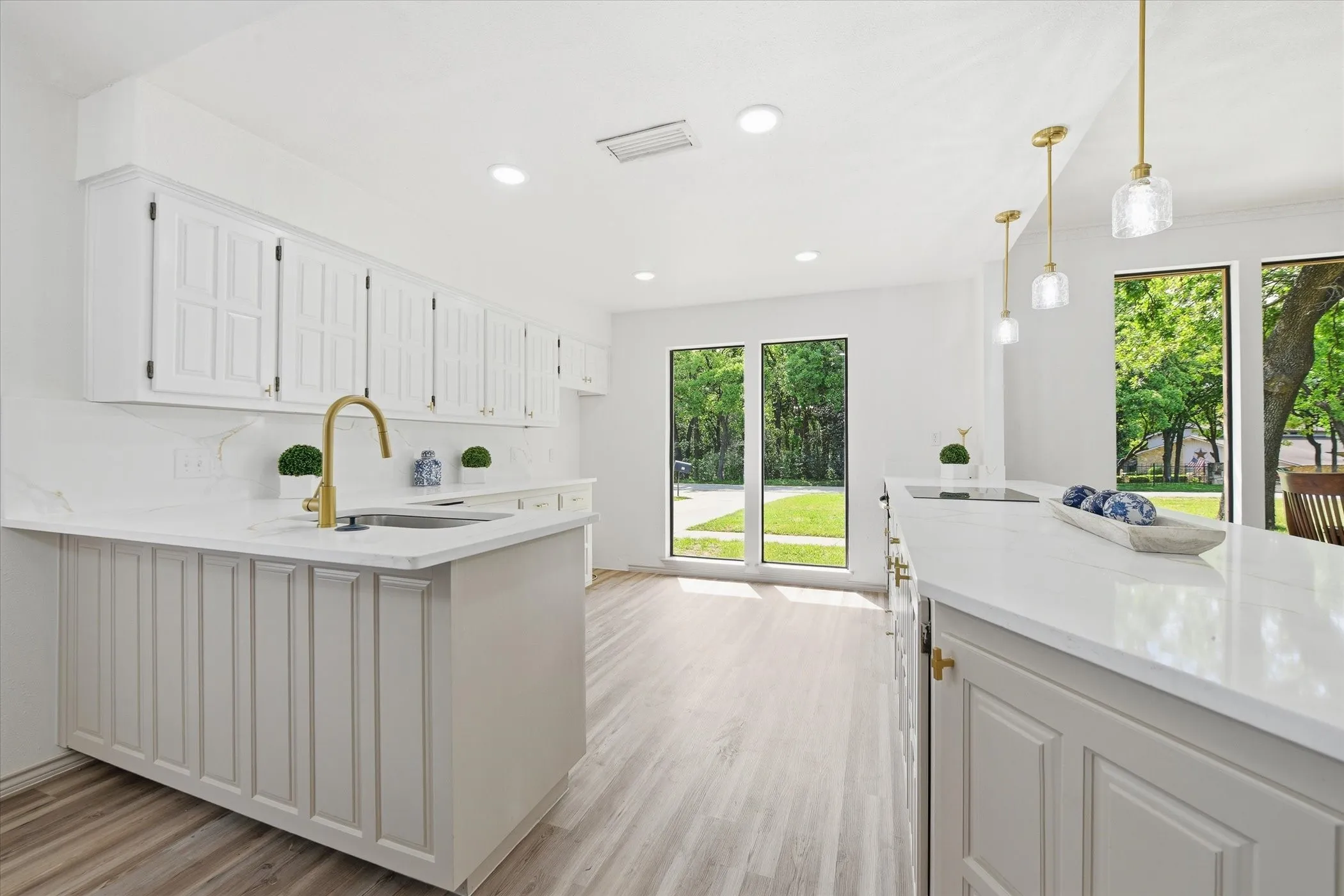 Single Family Residence For Sale in Tarrant County , 517 E Beady Road, Arlington, Texas 76006, 3 Bedroom, 2 Bathroom, 2 Garage spaces, 2,311 Sqft, built in 1978, mls#21233529, Real Estate Agent in Arlington, Homes For Sale in Tarrant county, Homes For Sale in Arlington, Realtor in Arlington Texas, Real Estate Brokerage Independent Realty Texas, Luminita Cordes Realtor