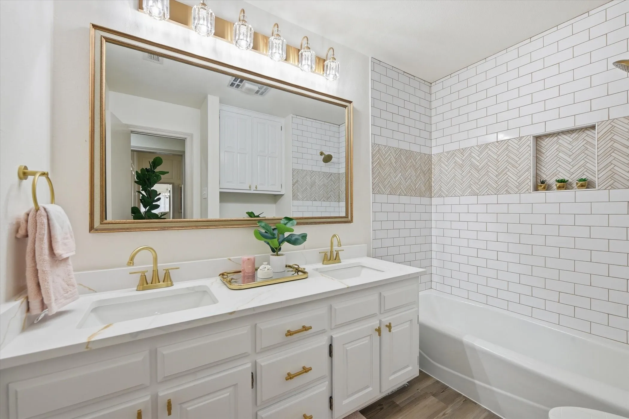 Single Family Residence For Sale in Tarrant County , 517 E Beady Road, Arlington, Texas 76006, 3 Bedroom, 2 Bathroom, 2 Garage spaces, 2,311 Sqft, built in 1978, mls#21233529, Real Estate Agent in Arlington, Homes For Sale in Tarrant county, Homes For Sale in Arlington, Realtor in Arlington Texas, Real Estate Brokerage Independent Realty Texas, Luminita Cordes Realtor