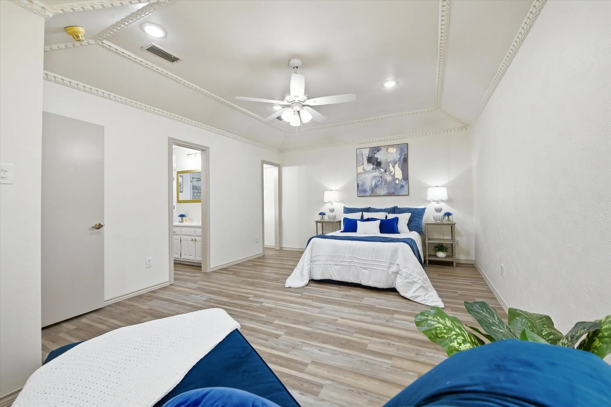 Single Family Residence For Sale in Tarrant County , 517 E Beady Road, Arlington, Texas 76006, 3 Bedroom, 2 Bathroom, 2 Garage spaces, 2,311 Sqft, built in 1978, mls#21233529, Real Estate Agent in Arlington, Homes For Sale in Tarrant county, Homes For Sale in Arlington, Realtor in Arlington Texas, Real Estate Brokerage Independent Realty Texas, Luminita Cordes Realtor