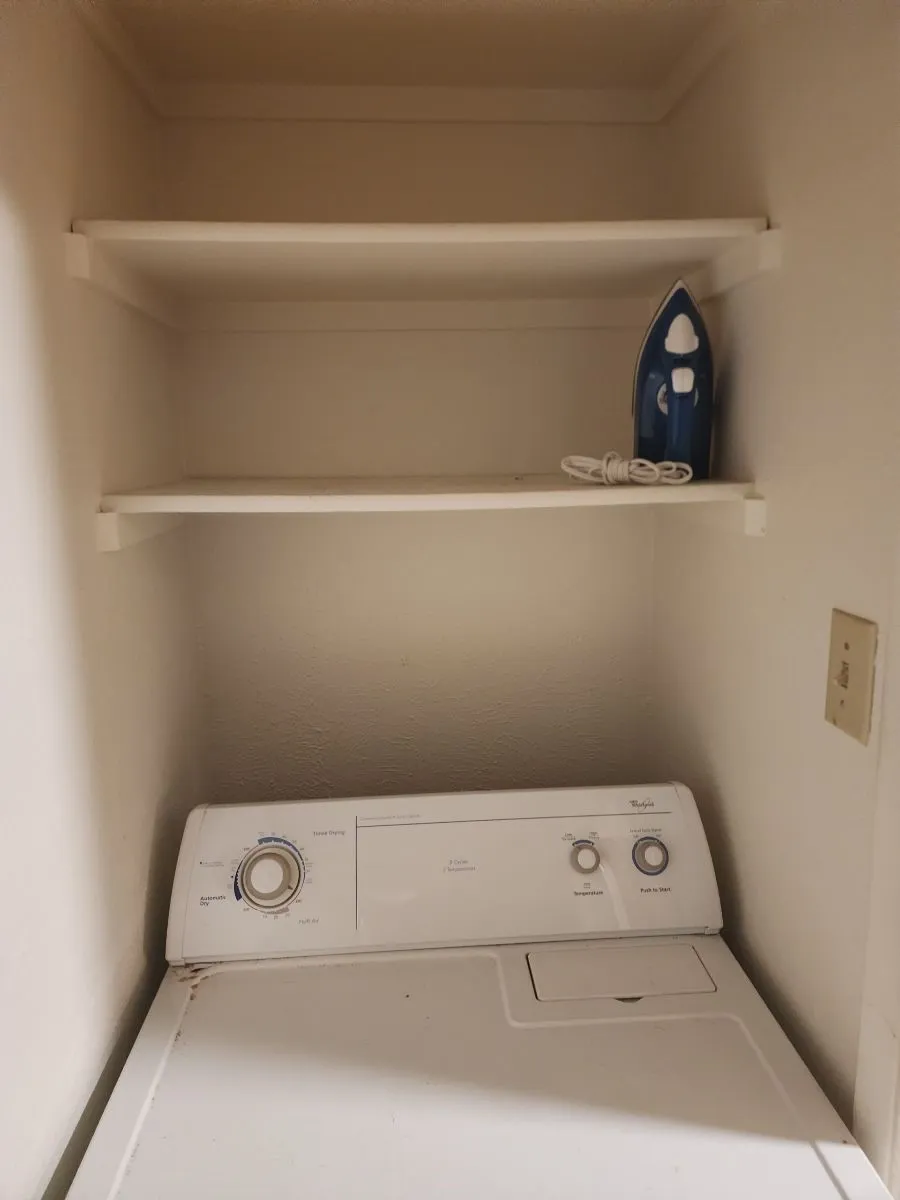 Laundry area with washer / clothes dryer