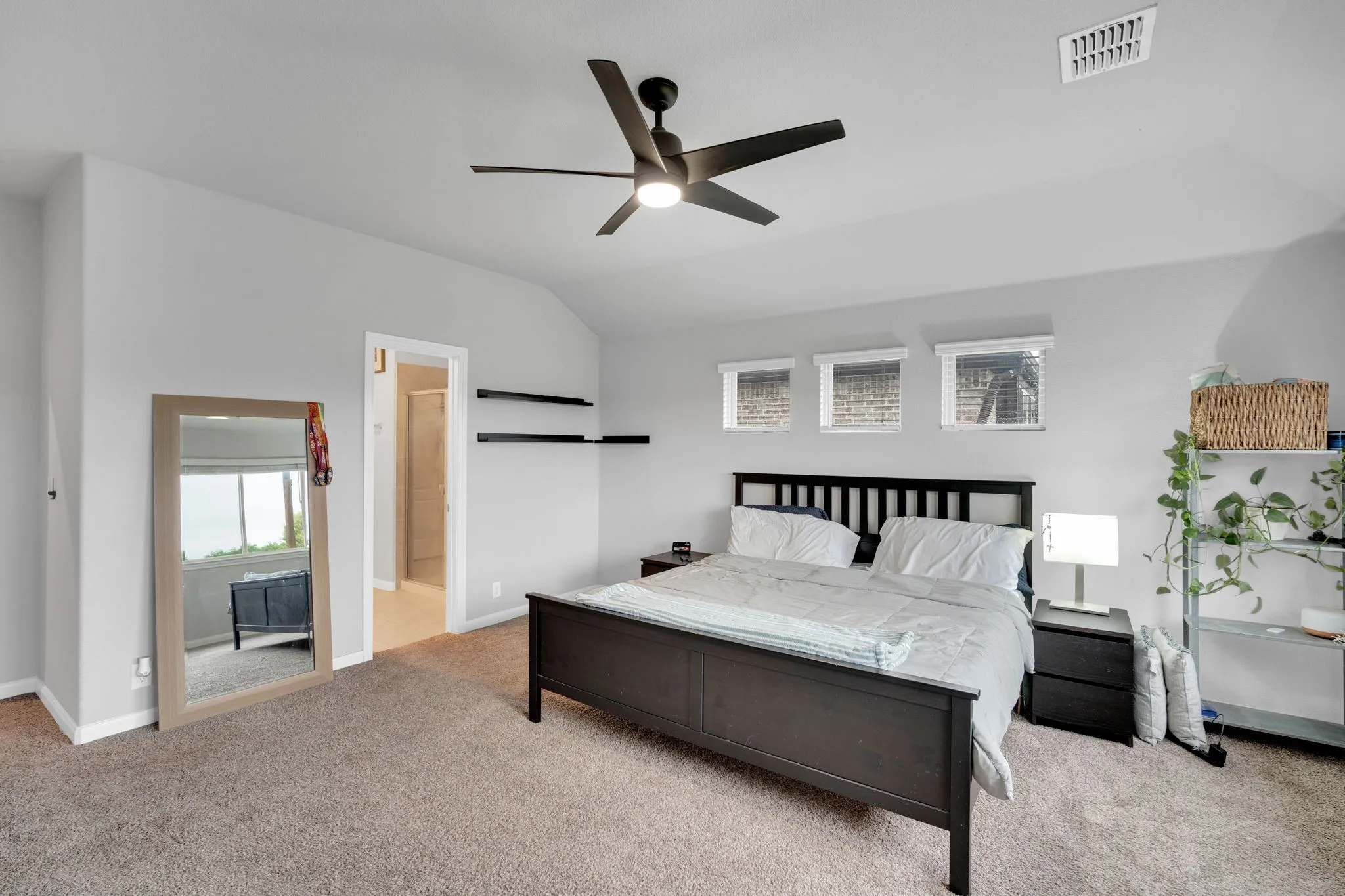 Single Family Residence For Sale in Johnson County , 241 White Tail Lane, Alvarado, Texas 76009, 3 Bedroom, 2 Bathroom, 2 Garage spaces, 2,096 Sqft, built in 2021, mls#21231155, Real Estate Agent in Alvarado, Homes For Sale in Johnson county, Homes For Sale in Alvarado, Realtor in Alvarado Texas, Real Estate Brokerage Independent Realty Texas, Luminita Cordes Realtor
