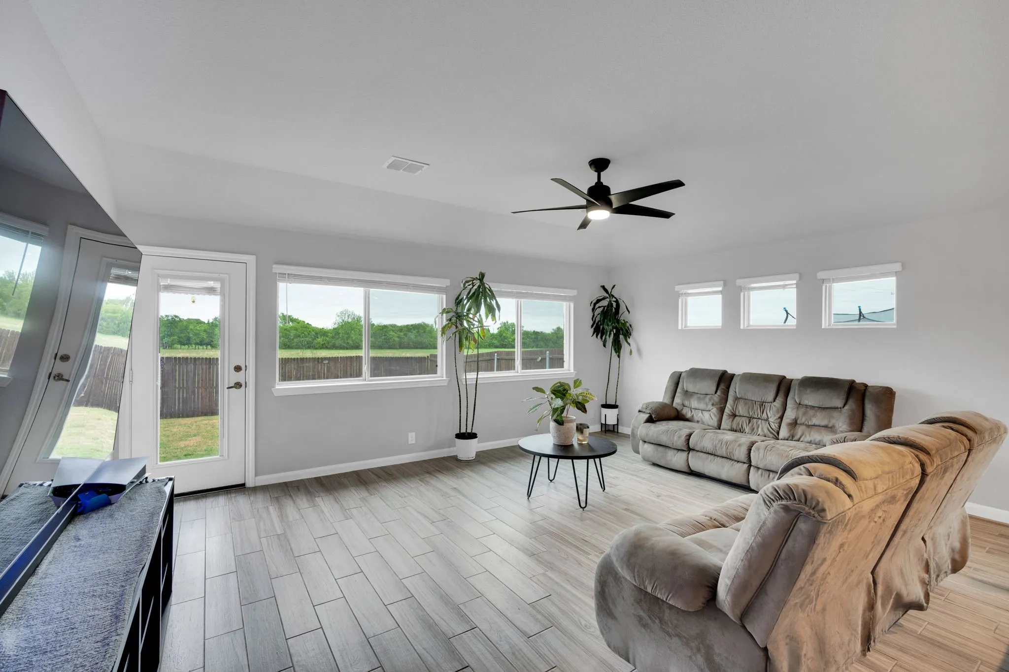 Single Family Residence For Sale in Johnson County , 241 White Tail Lane, Alvarado, Texas 76009, 3 Bedroom, 2 Bathroom, 2 Garage spaces, 2,096 Sqft, built in 2021, mls#21231155, Real Estate Agent in Alvarado, Homes For Sale in Johnson county, Homes For Sale in Alvarado, Realtor in Alvarado Texas, Real Estate Brokerage Independent Realty Texas, Luminita Cordes Realtor