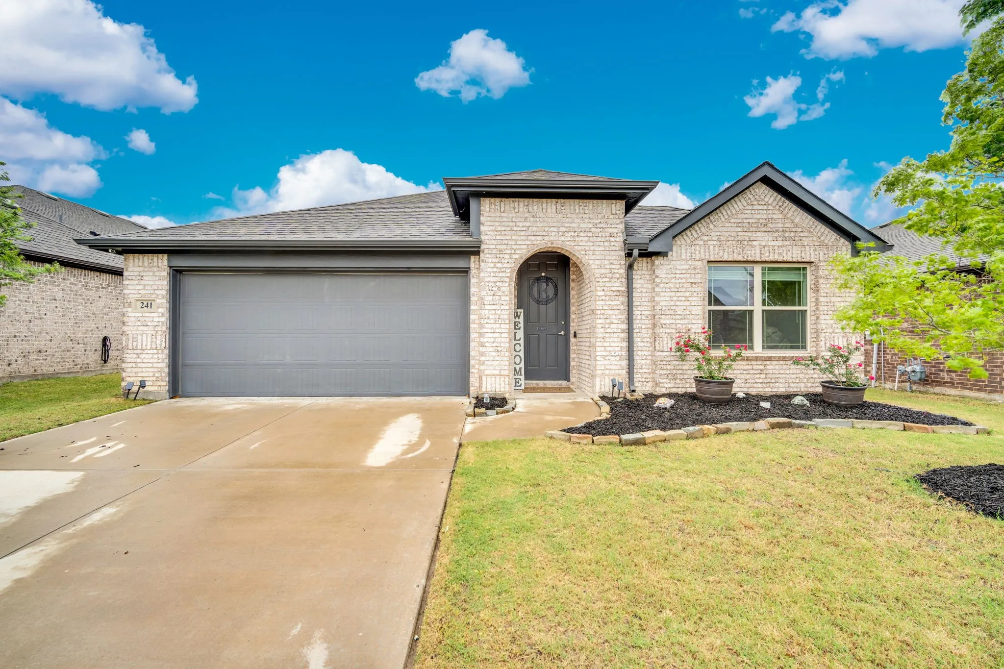 Single Family Residence For Sale in Johnson County , 241 White Tail Lane, Alvarado, Texas 76009, 3 Bedroom, 2 Bathroom, 2 Garage spaces, 2,096 Sqft, built in 2021, mls#21231155, Real Estate Agent in Alvarado, Homes For Sale in Johnson county, Homes For Sale in Alvarado, Realtor in Alvarado Texas, Real Estate Brokerage Independent Realty Texas, Luminita Cordes Realtor