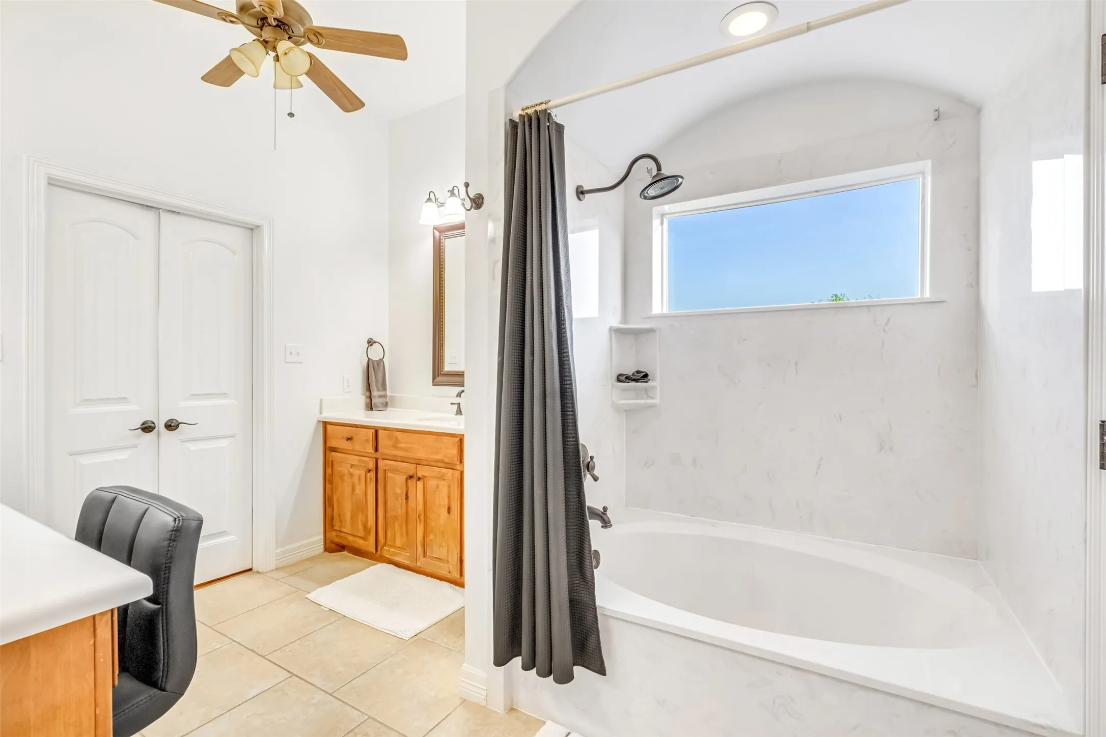 Single Family Residence For Sale in Hill County , 42176 Augusta Drive, Whitney, Texas 76692, 4 Bedroom, 3 Bathroom, 3 Garage spaces, 3,594 Sqft, built in 2010, Preowned, mls#21229532, Real Estate Agent in Whitney, Homes For Sale in Hill county, Homes For Sale in Whitney, Realtor in Whitney Texas, Real Estate Brokerage Independent Realty Texas, Luminita Cordes Realtor