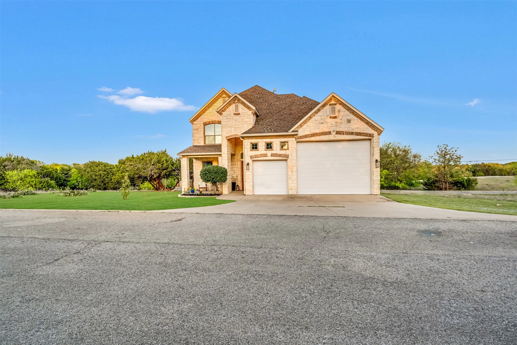 Single Family Residence For Sale in Hill County , 42176 Augusta Drive, Whitney, Texas 76692, 4 Bedroom, 3 Bathroom, 3 Garage spaces, 3,594 Sqft, built in 2010, Preowned, mls#21229532, Real Estate Agent in Whitney, Homes For Sale in Hill county, Homes For Sale in Whitney, Realtor in Whitney Texas, Real Estate Brokerage Independent Realty Texas, Luminita Cordes Realtor