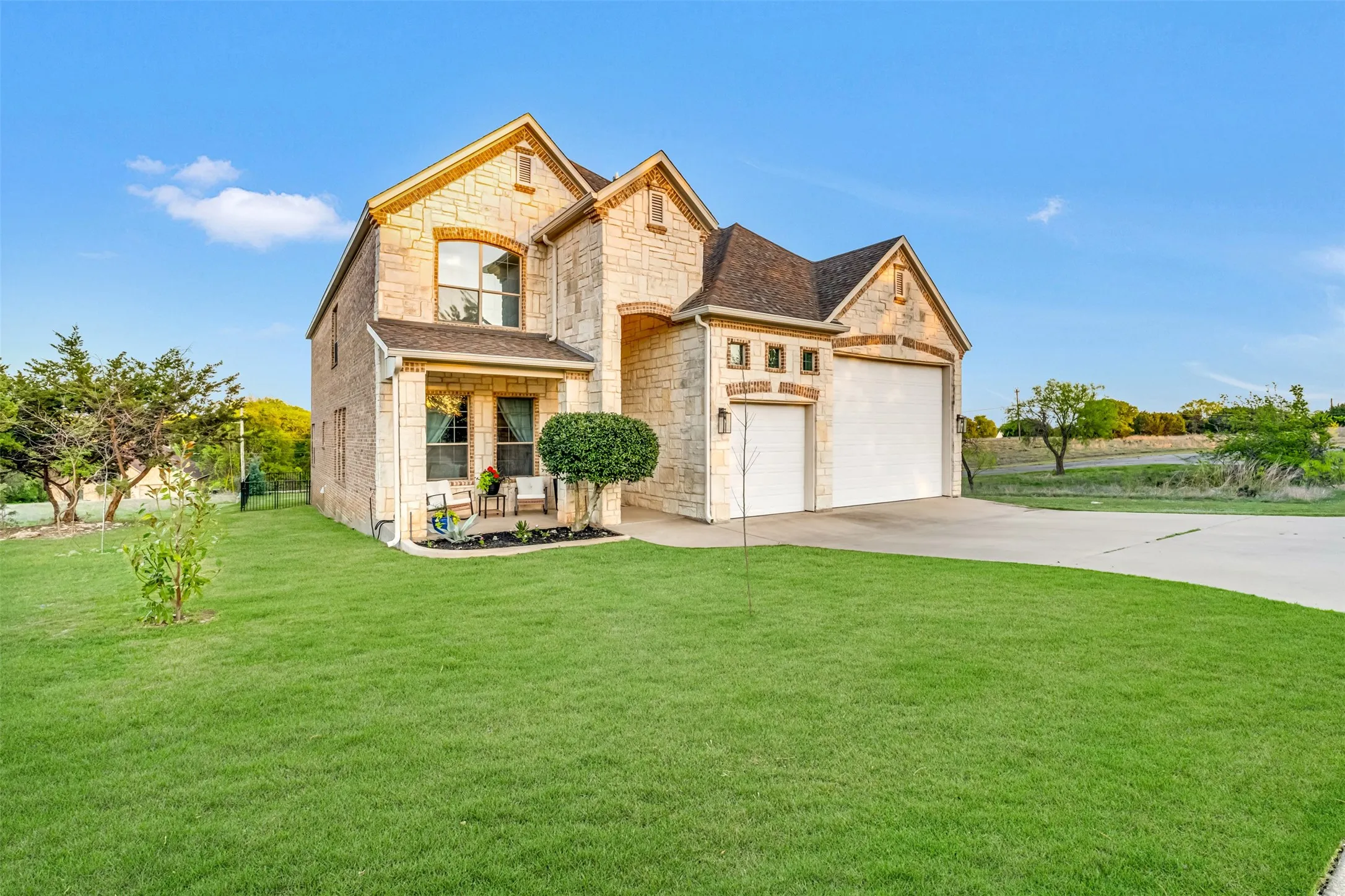 Single Family Residence For Sale in Hill County , 42176 Augusta Drive, Whitney, Texas 76692, 4 Bedroom, 3 Bathroom, 3 Garage spaces, 3,594 Sqft, built in 2010, Preowned, mls#21229532, Real Estate Agent in Whitney, Homes For Sale in Hill county, Homes For Sale in Whitney, Realtor in Whitney Texas, Real Estate Brokerage Independent Realty Texas, Luminita Cordes Realtor