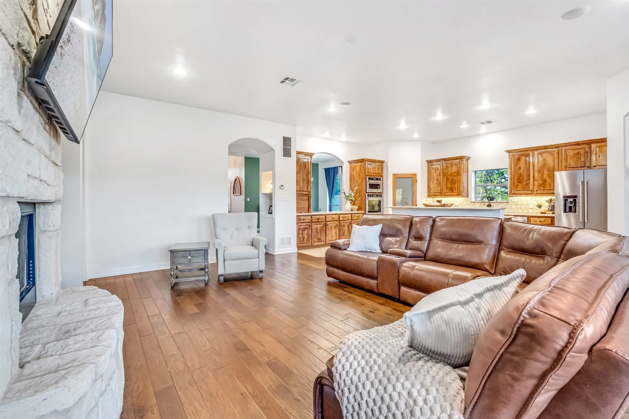 Single Family Residence For Sale in Hill County , 42176 Augusta Drive, Whitney, Texas 76692, 4 Bedroom, 3 Bathroom, 3 Garage spaces, 3,594 Sqft, built in 2010, Preowned, mls#21229532, Real Estate Agent in Whitney, Homes For Sale in Hill county, Homes For Sale in Whitney, Realtor in Whitney Texas, Real Estate Brokerage Independent Realty Texas, Luminita Cordes Realtor