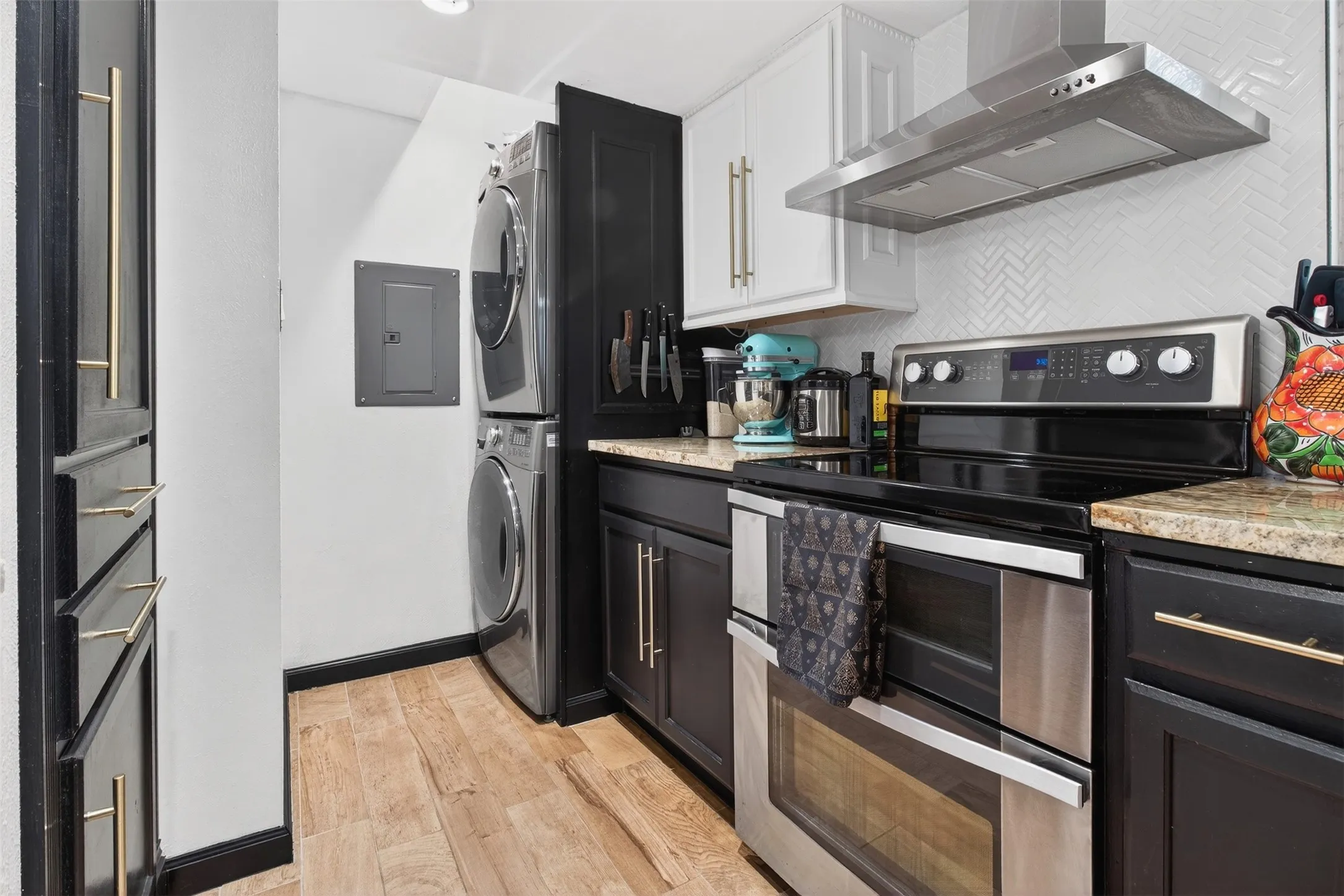 Condominium For Sale in Dallas County , 2702 Douglas Avenue 126, Dallas, Texas 75219, 2 Bedroom, 2 Bathroom, Garage spaces, 982 Sqft, built in 1966, Preowned, Price $230,000, mls#21229445, Real Estate Agent in Dallas, Homes For Sale in Dallas county, Homes For Sale in Dallas, Realtor in Dallas Texas, Real Estate Brokerage Independent Realty Texas, Luminita Cordes Realtor