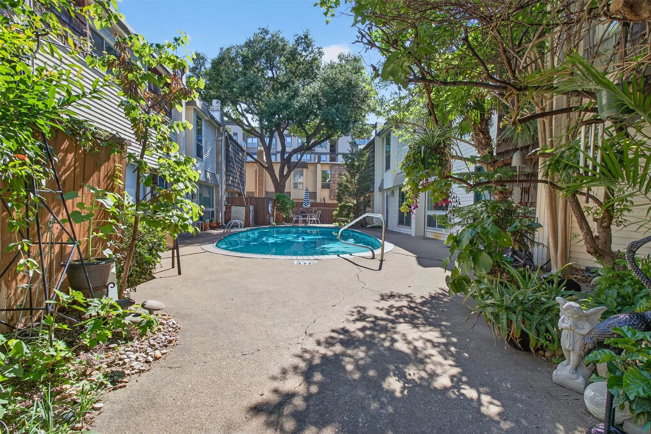 Condominium For Sale in Dallas County , 2702 Douglas Avenue 126, Dallas, Texas 75219, 2 Bedroom, 2 Bathroom, Garage spaces, 982 Sqft, built in 1966, Preowned, Price $230,000, mls#21229445, Real Estate Agent in Dallas, Homes For Sale in Dallas county, Homes For Sale in Dallas, Realtor in Dallas Texas, Real Estate Brokerage Independent Realty Texas, Luminita Cordes Realtor