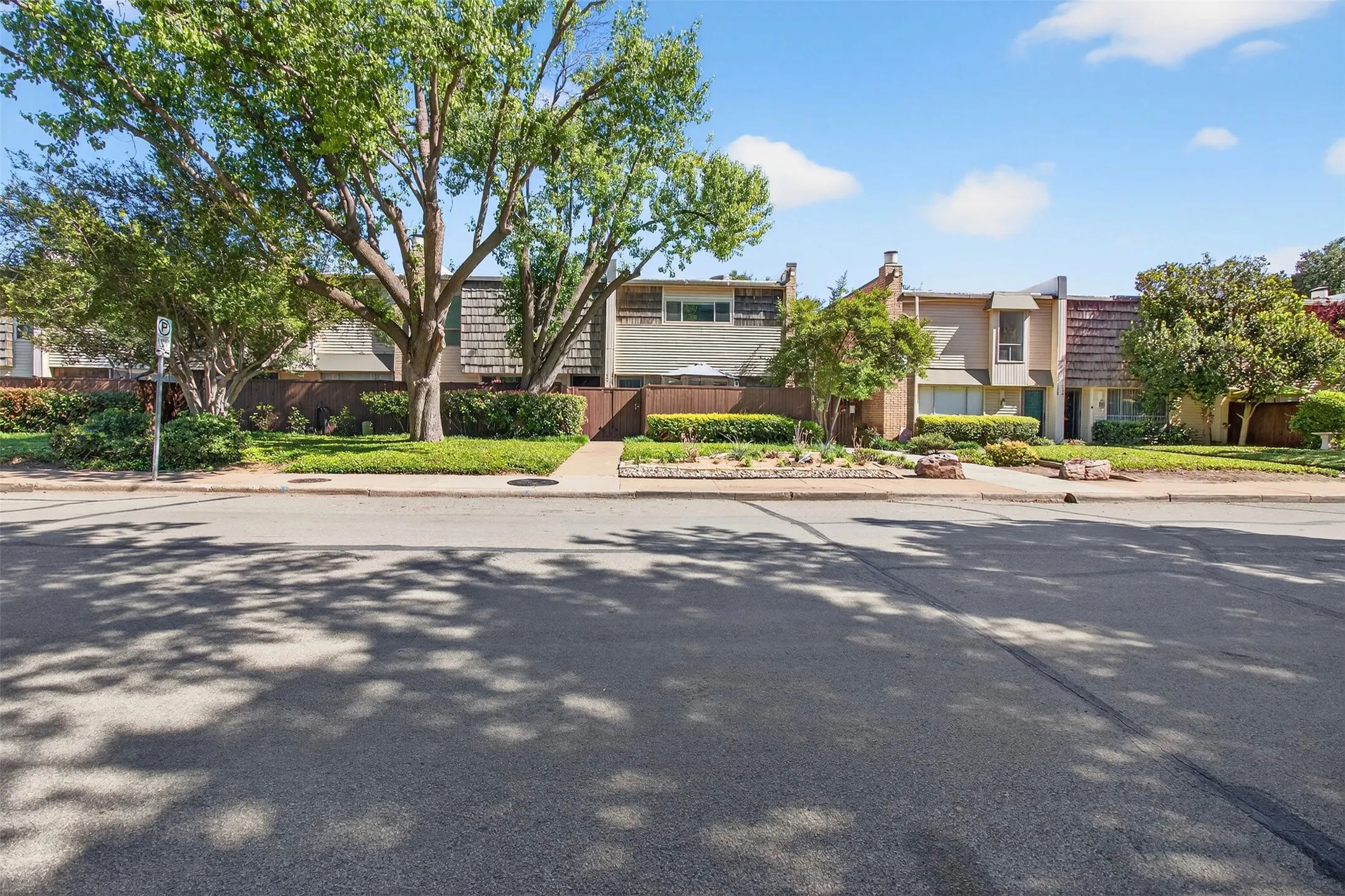 Condominium For Sale in Dallas County , 2702 Douglas Avenue 126, Dallas, Texas 75219, 2 Bedroom, 2 Bathroom, Garage spaces, 982 Sqft, built in 1966, Preowned, Price $230,000, mls#21229445, Real Estate Agent in Dallas, Homes For Sale in Dallas county, Homes For Sale in Dallas, Realtor in Dallas Texas, Real Estate Brokerage Independent Realty Texas, Luminita Cordes Realtor