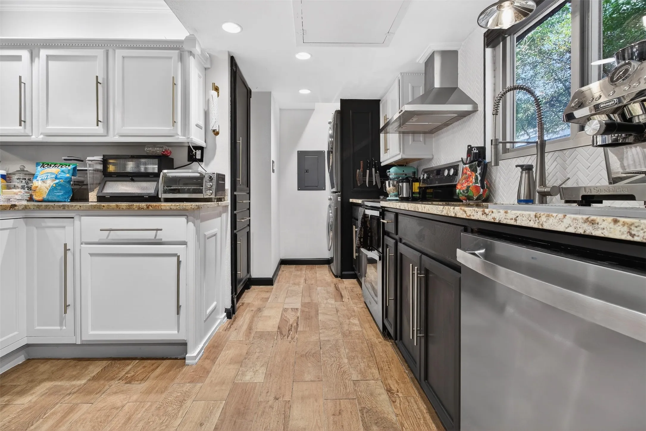 Condominium For Sale in Dallas County , 2702 Douglas Avenue 126, Dallas, Texas 75219, 2 Bedroom, 2 Bathroom, Garage spaces, 982 Sqft, built in 1966, Preowned, Price $230,000, mls#21229445, Real Estate Agent in Dallas, Homes For Sale in Dallas county, Homes For Sale in Dallas, Realtor in Dallas Texas, Real Estate Brokerage Independent Realty Texas, Luminita Cordes Realtor