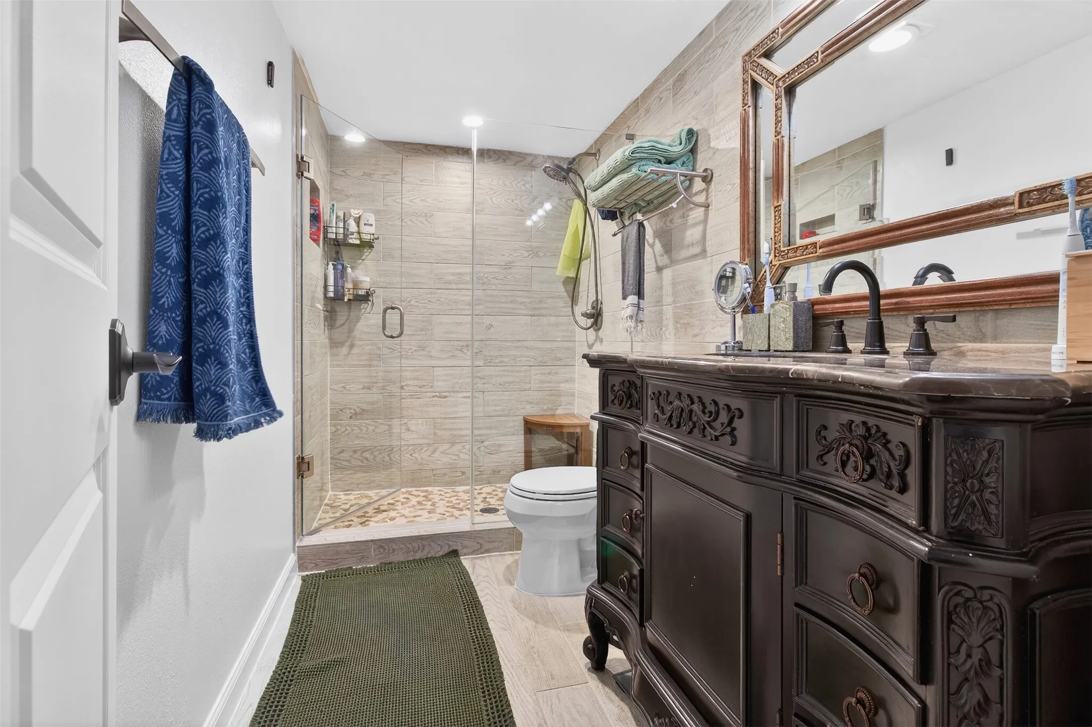 Condominium For Sale in Dallas County , 2702 Douglas Avenue 126, Dallas, Texas 75219, 2 Bedroom, 2 Bathroom, Garage spaces, 982 Sqft, built in 1966, Preowned, Price $230,000, mls#21229445, Real Estate Agent in Dallas, Homes For Sale in Dallas county, Homes For Sale in Dallas, Realtor in Dallas Texas, Real Estate Brokerage Independent Realty Texas, Luminita Cordes Realtor