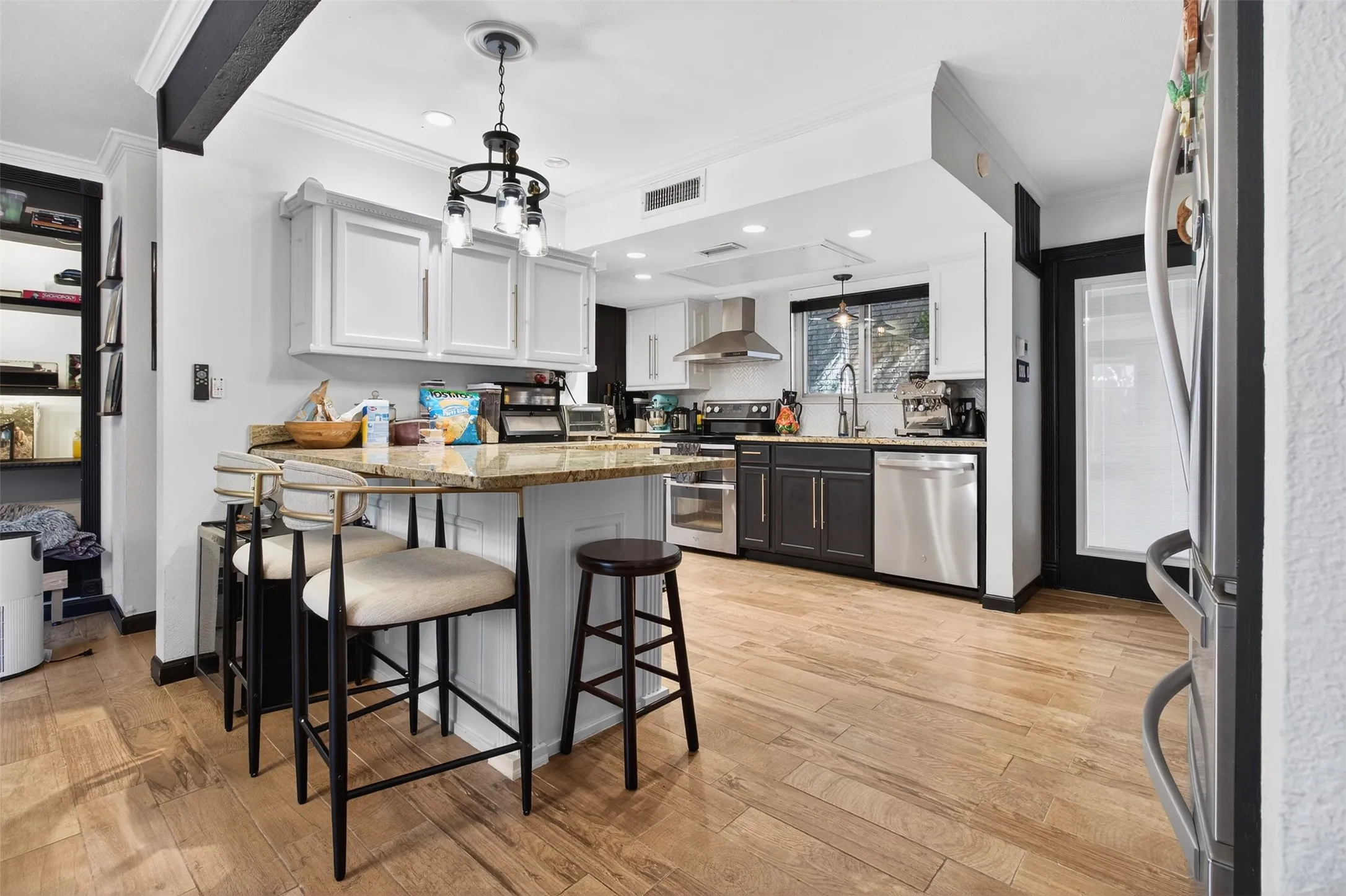 Condominium For Sale in Dallas County , 2702 Douglas Avenue 126, Dallas, Texas 75219, 2 Bedroom, 2 Bathroom, Garage spaces, 982 Sqft, built in 1966, Preowned, Price $230,000, mls#21229445, Real Estate Agent in Dallas, Homes For Sale in Dallas county, Homes For Sale in Dallas, Realtor in Dallas Texas, Real Estate Brokerage Independent Realty Texas, Luminita Cordes Realtor
