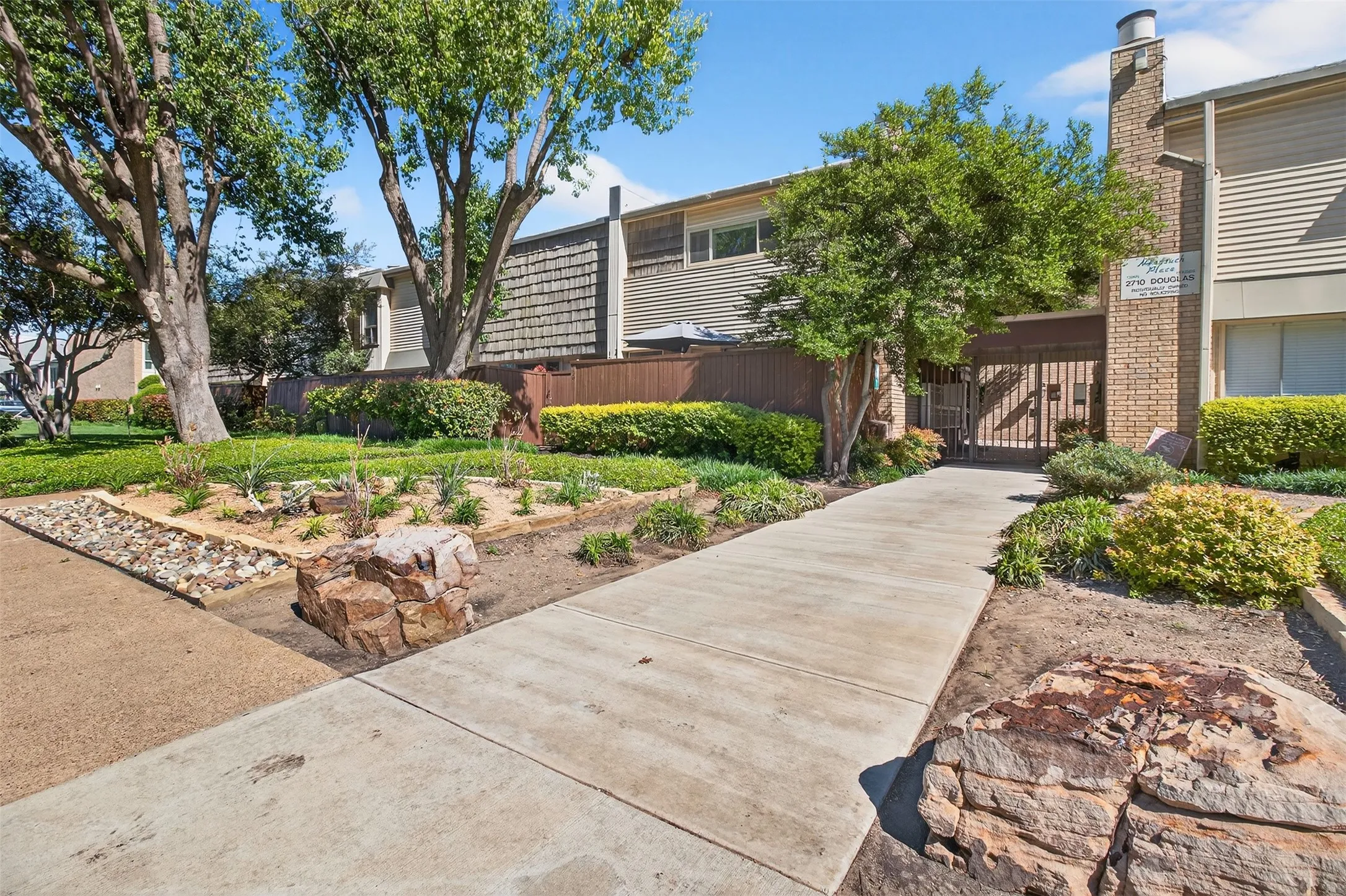 Condominium For Sale in Dallas County , 2702 Douglas Avenue 126, Dallas, Texas 75219, 2 Bedroom, 2 Bathroom, Garage spaces, 982 Sqft, built in 1966, Preowned, Price $230,000, mls#21229445, Real Estate Agent in Dallas, Homes For Sale in Dallas county, Homes For Sale in Dallas, Realtor in Dallas Texas, Real Estate Brokerage Independent Realty Texas, Luminita Cordes Realtor