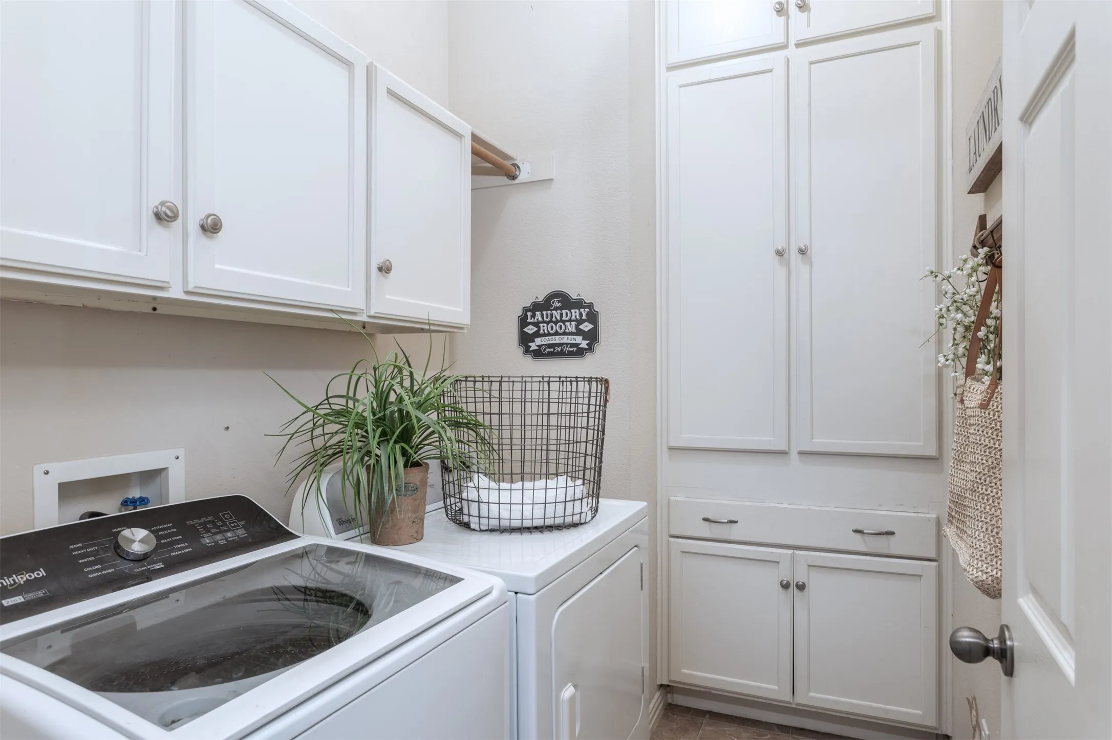 Look at that incredible storage! How nice is that?!